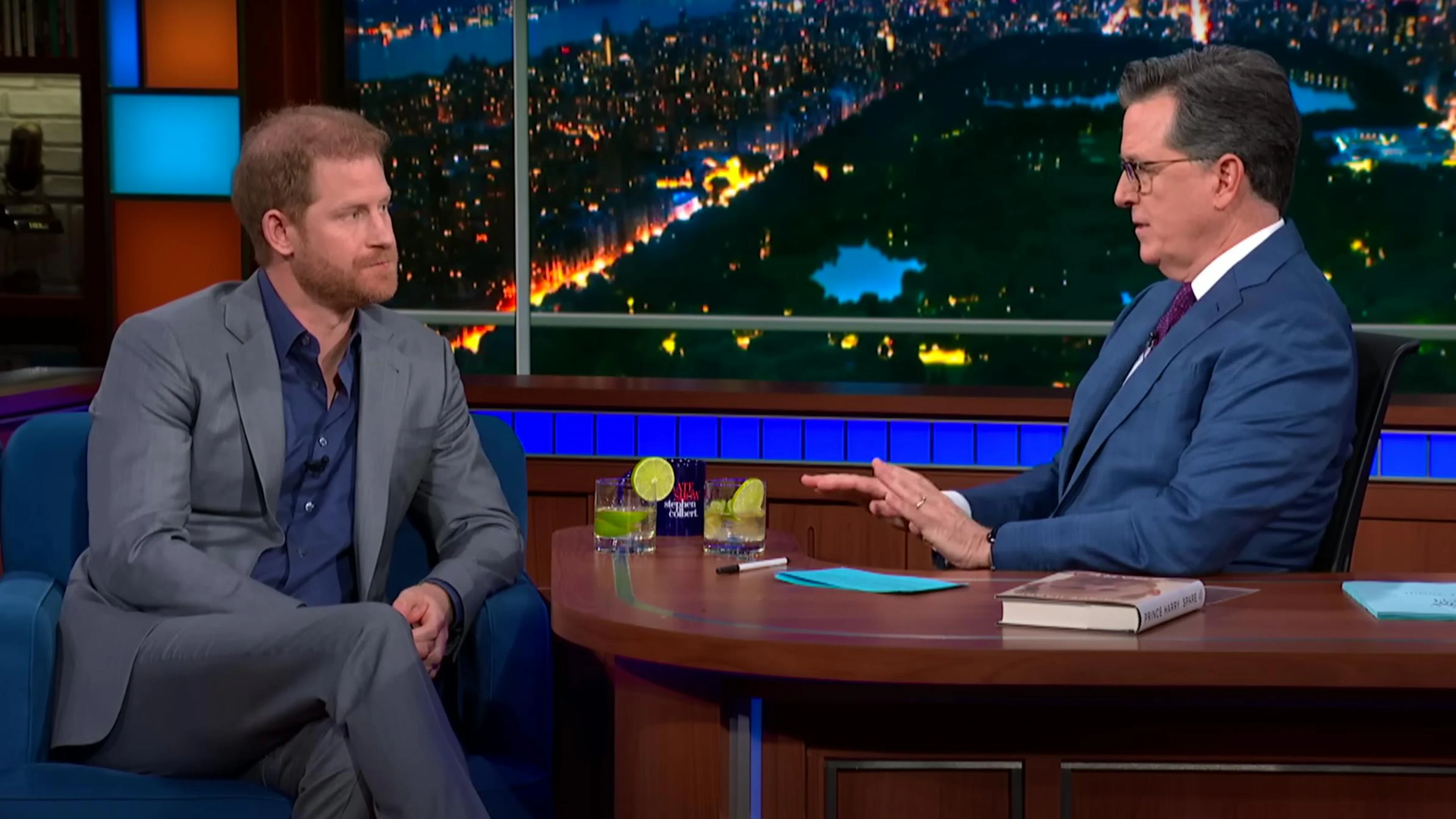 Prinz Harry stellt sich bei Stephen Colbert 15 lockeren Fragen als Gegenpol zur ernsten «Spare»-Diskussion.