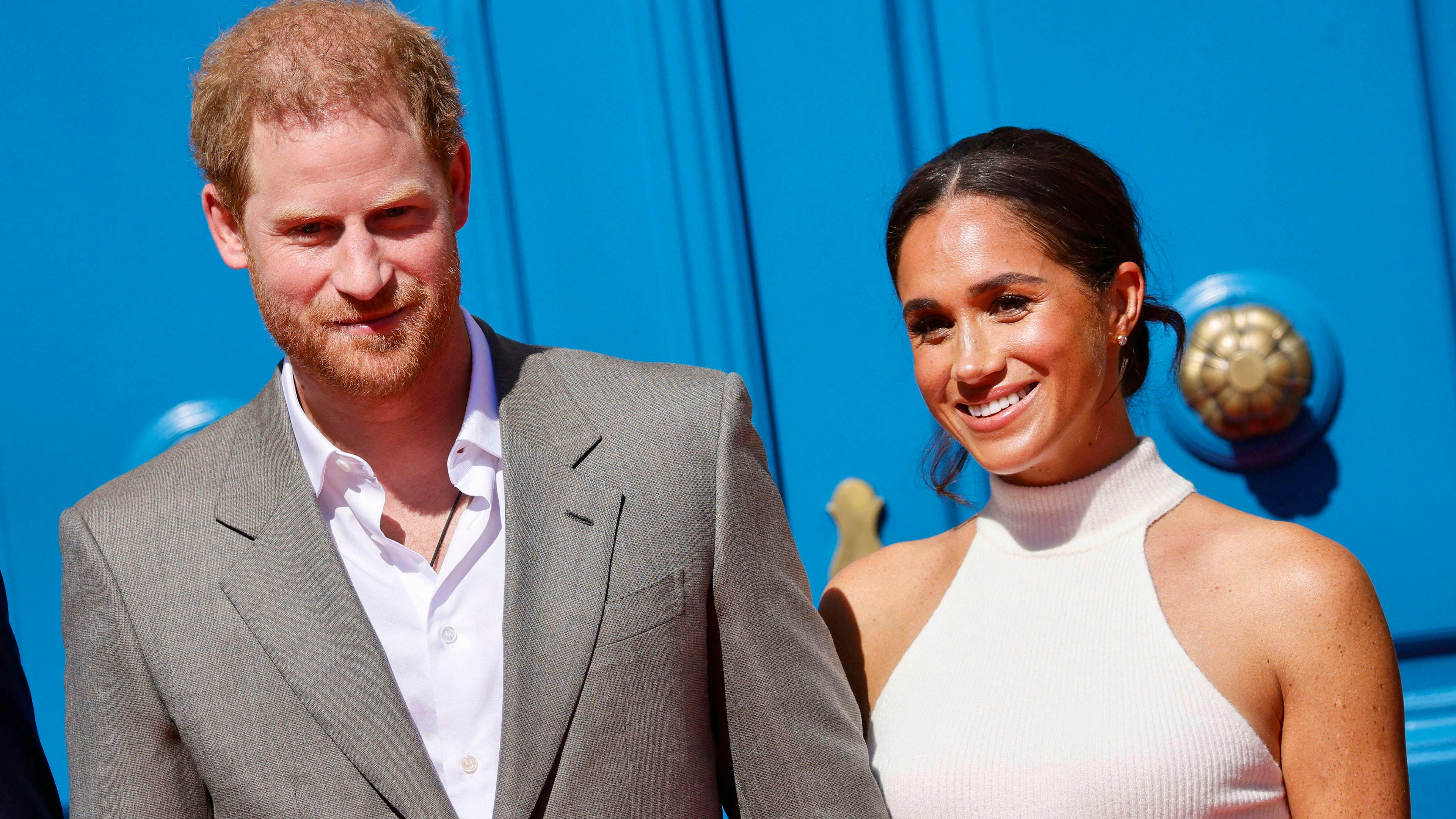 Isoliert? Prinz Harry mit Herzogin Meghan dieses Jahr in Düsseldorf.