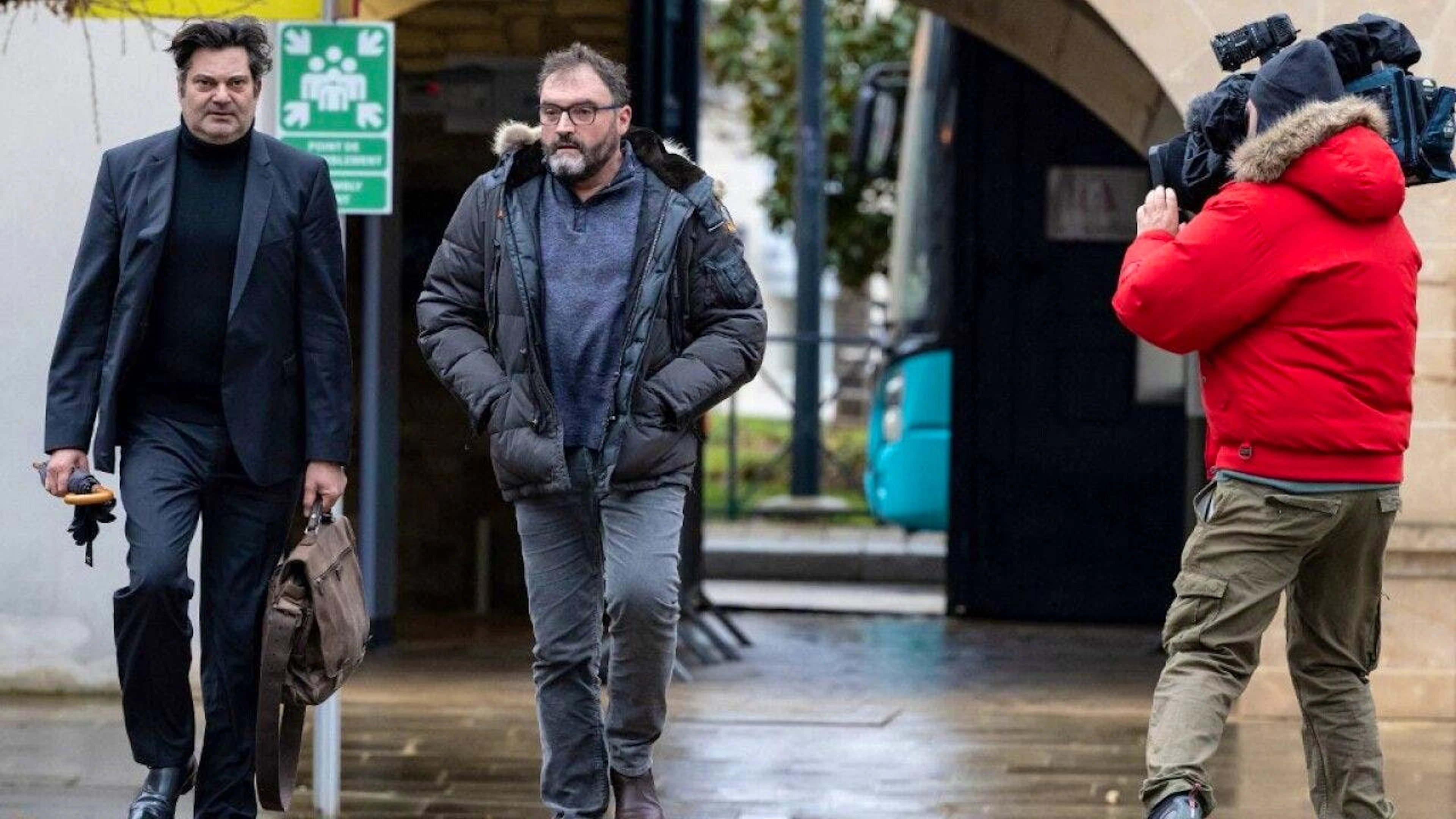 Frédéric Péchier (au centre) a été mis en examen pour 30 empoisonnements de patients.