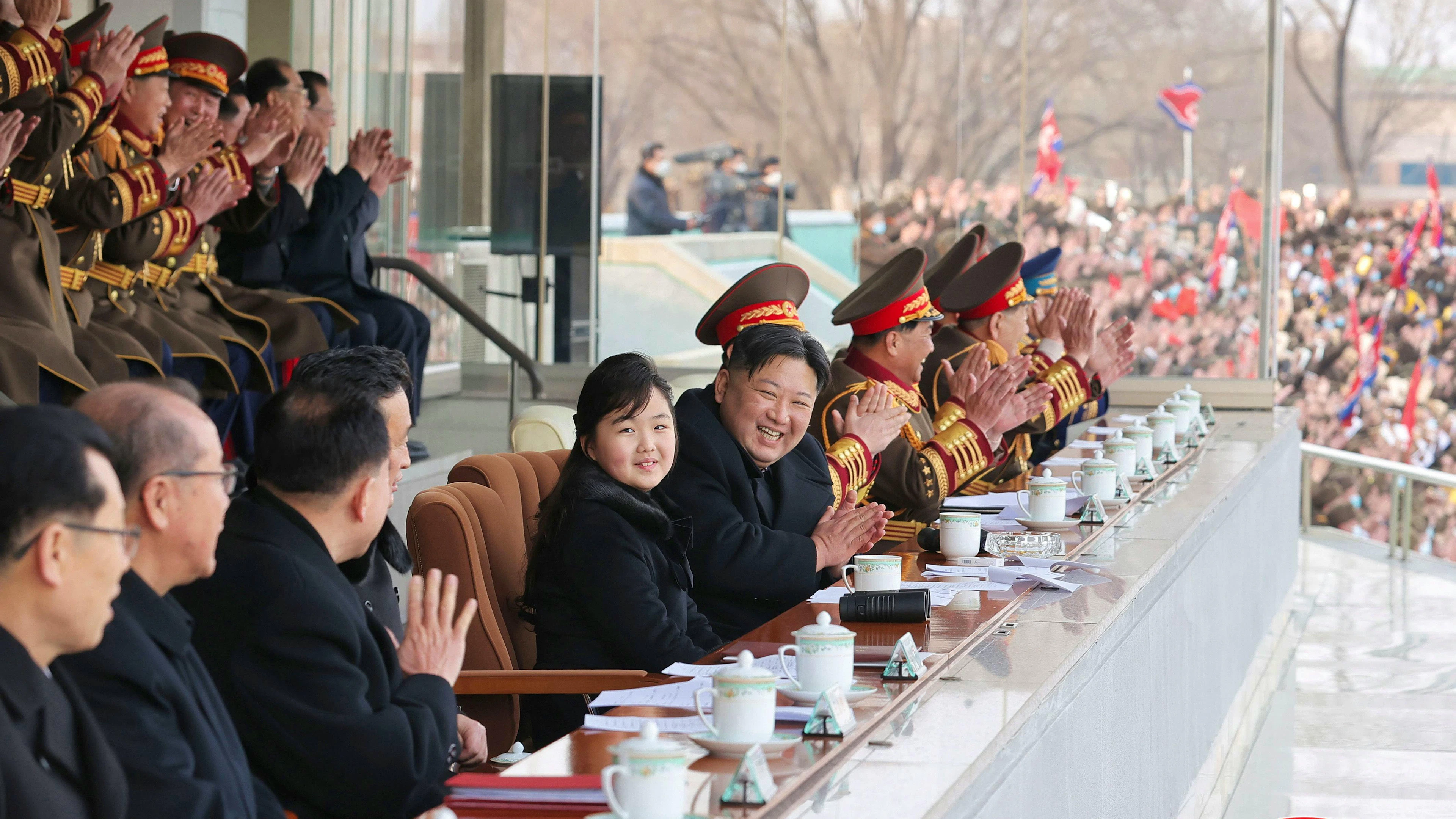 Ein Foto der offiziellen nordkoreanischen Nachrichtenagentur KCNA zeigt Kim Jong-un und seine Tochter Kim Ju Ae.