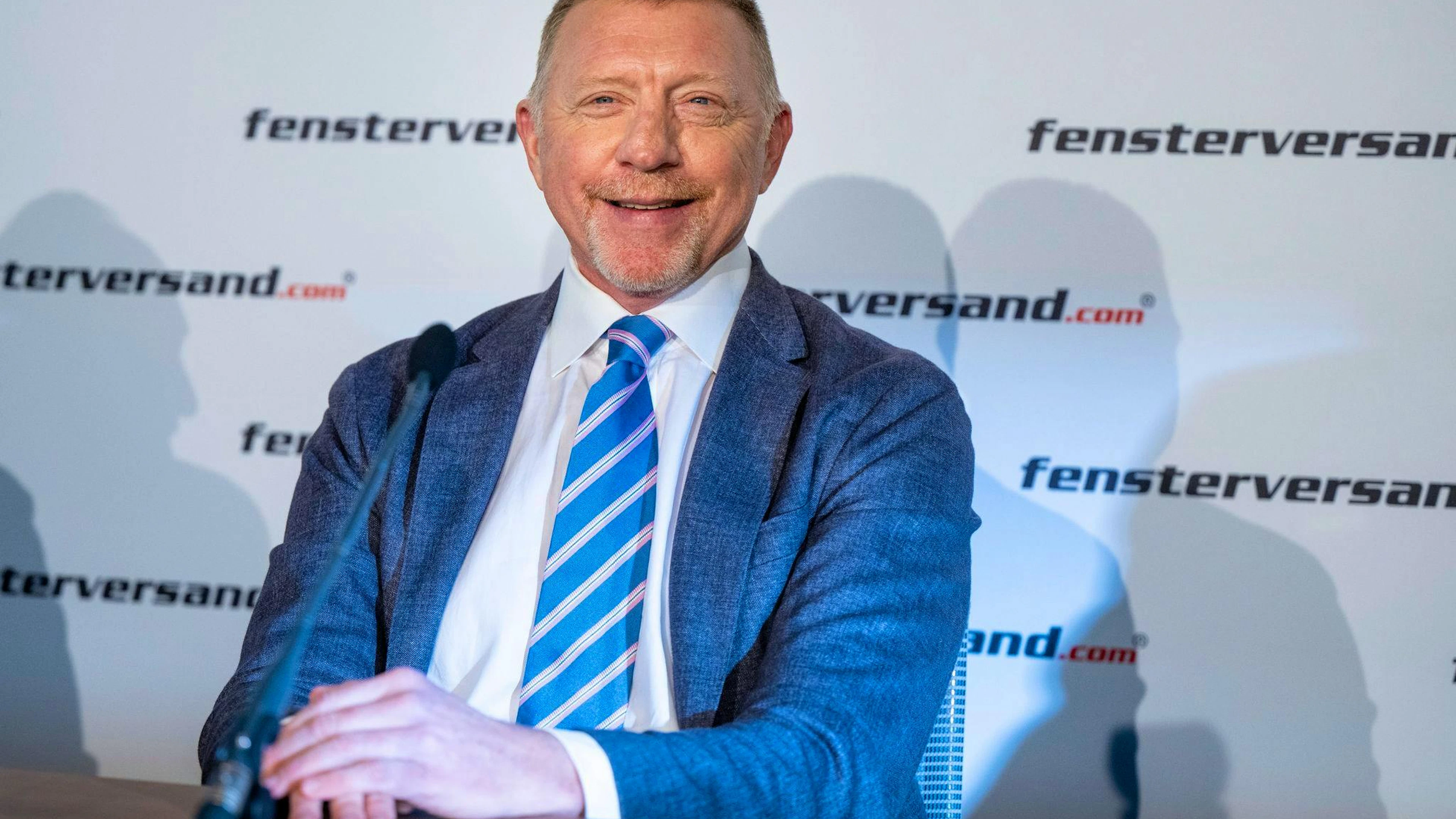 Im echten Leben soll Becker seine Tochter aber seit drei Jahren nicht mehr gesehen haben. Hier sieht man ihn an einer Pressekonferenz für ein neues Werbe-Engagement.&nbsp;