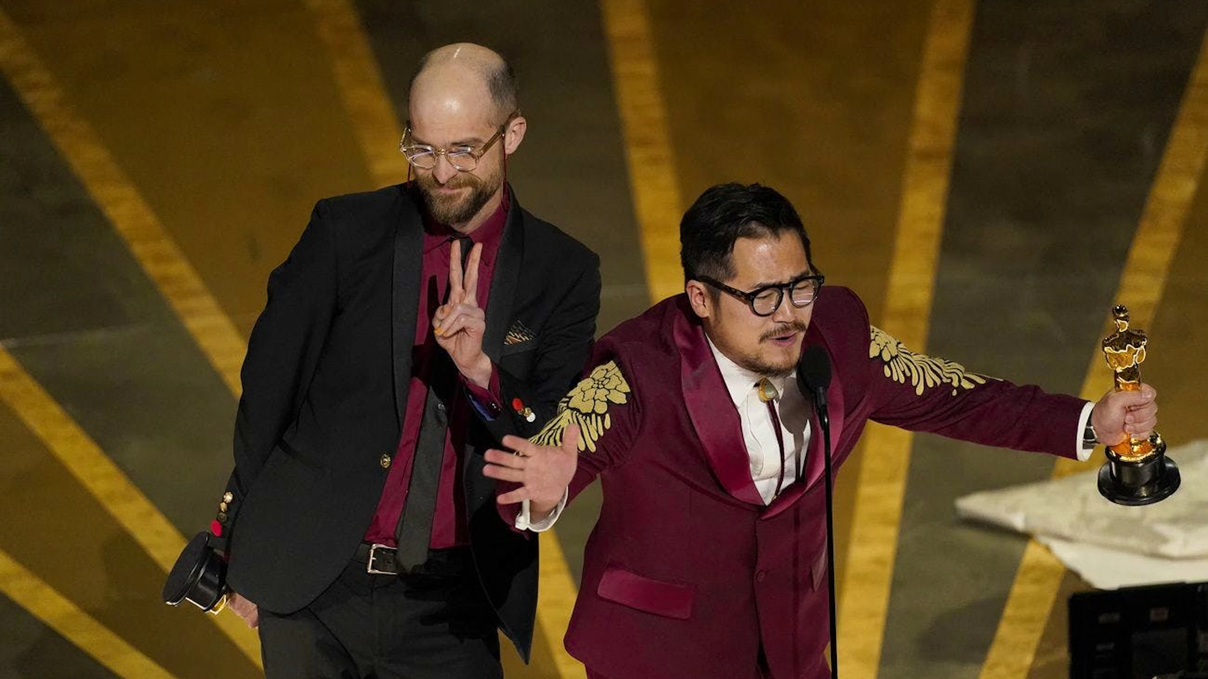 Daniel Scheinert (l.) und Daniel Kwan gewinnen den Oscar für das beste Drehbuch, die beste Regie und den besten Film des Jahres: Mit «Everything Everywhere All at Once» schlagen sie unter anderem Steven Spielberg – in allen drei Kategorien.