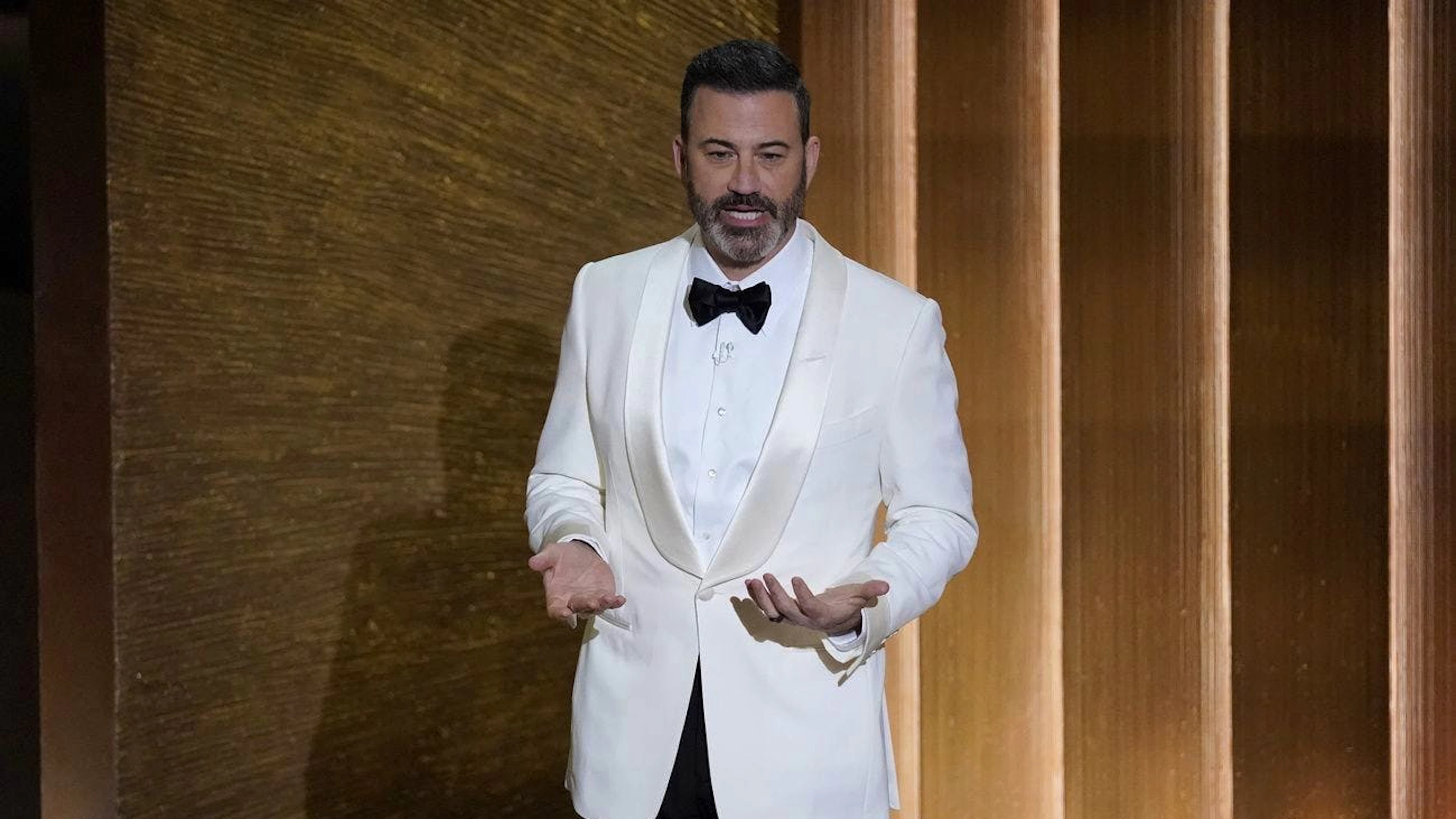 Gastgeber Jimmy Kimmel ist nicht so souverän wie man ihn sonst aus seiner eigenen Talkshow kennt. Viele seiner Witze liefert er nur bedingt flüssig ab – auch in seinen Ansprachen verhaspelt er sich immer wieder.