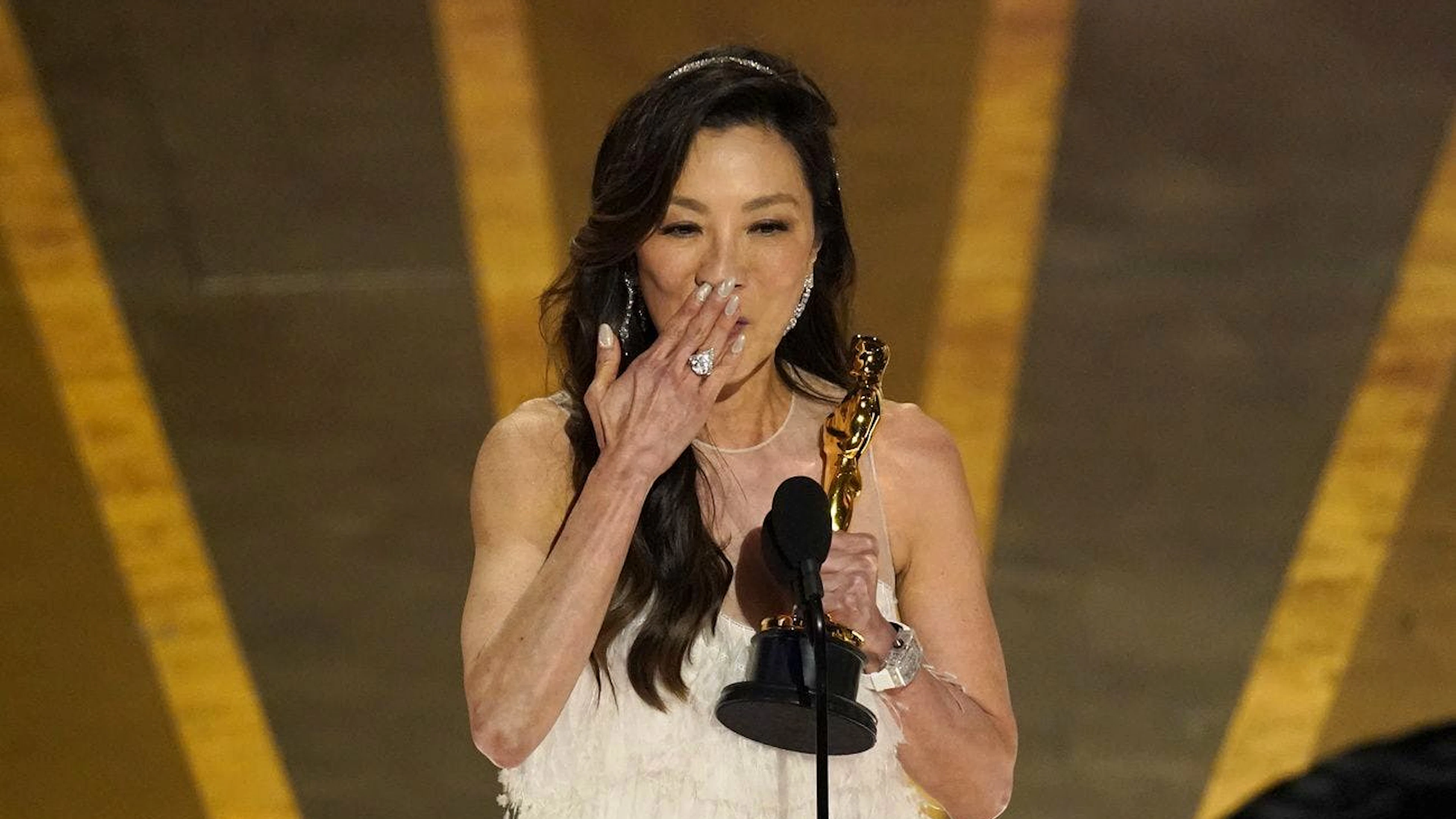 Michelle Yeoh siegt gegen ihre starke Konkurrentin Cate Blanchett: Die Schauspielerin – wie der Rest des Casts – ist den Tränen nahe. Ein grosser Abend für alle Beteiligten des Films «Everything Everywhere All at Once».