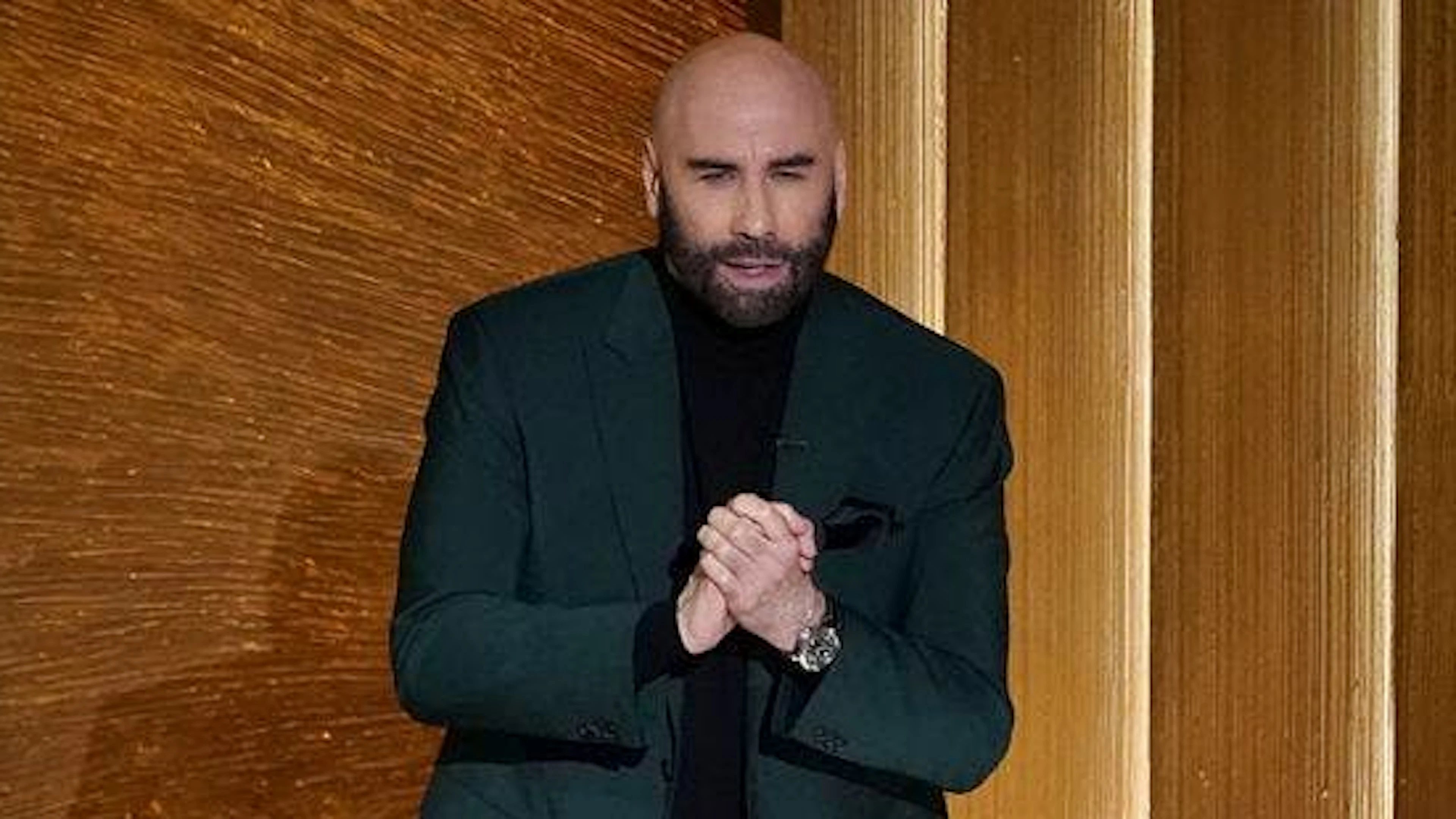 John Travolta präsentiert die «In Memoriam»-Ehrung der verstorbenen Filmschaffenden und kann seine Tränen dabei nicht zurückhalten. Im vergangenen Jahr ist unter anderem sein guter Freund, der Schauspieler Ray Liotta, gestorben.