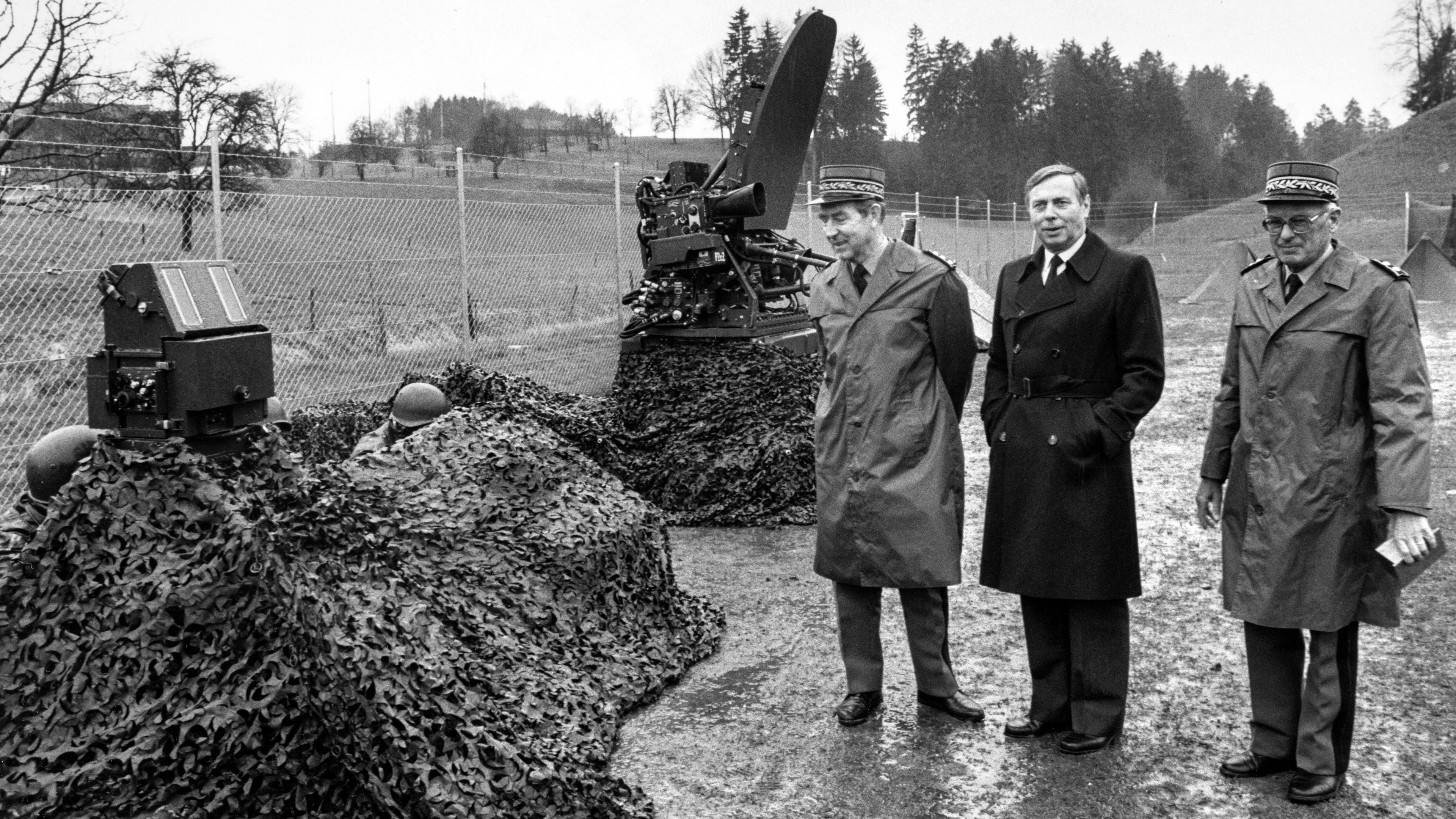 Korpskommandant Ernst Wyler, Rüstungschef Felix Wittlin und Divisionär Walter Dürig (von links) freuen sich am 10. April 1986 auf dem Waffenplatz Emmen über die Lieferung des Rapier-Flugabwehrsystems.