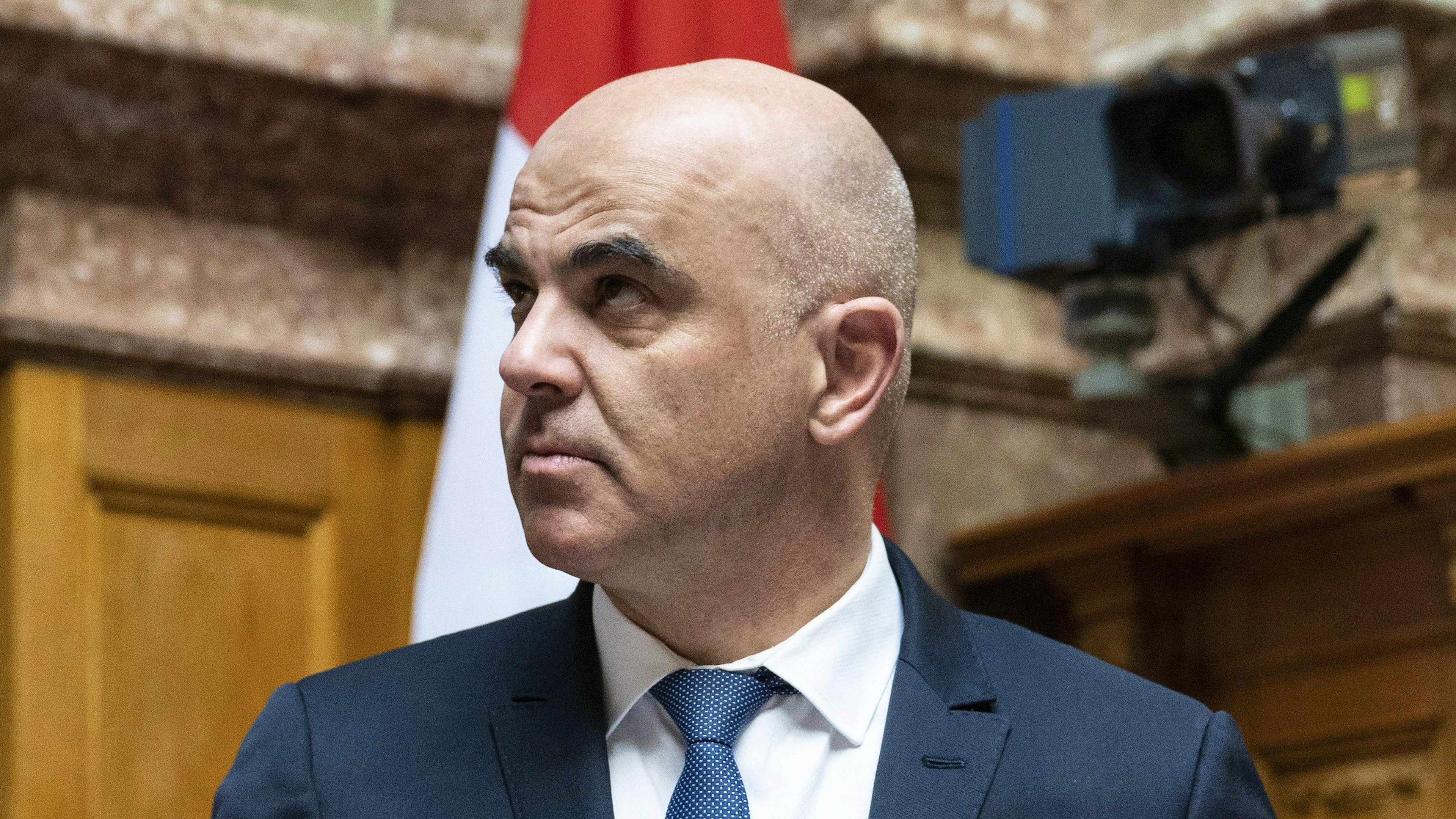 Bundespräsident Alain Berset wird von allen Seiten kritisiert.