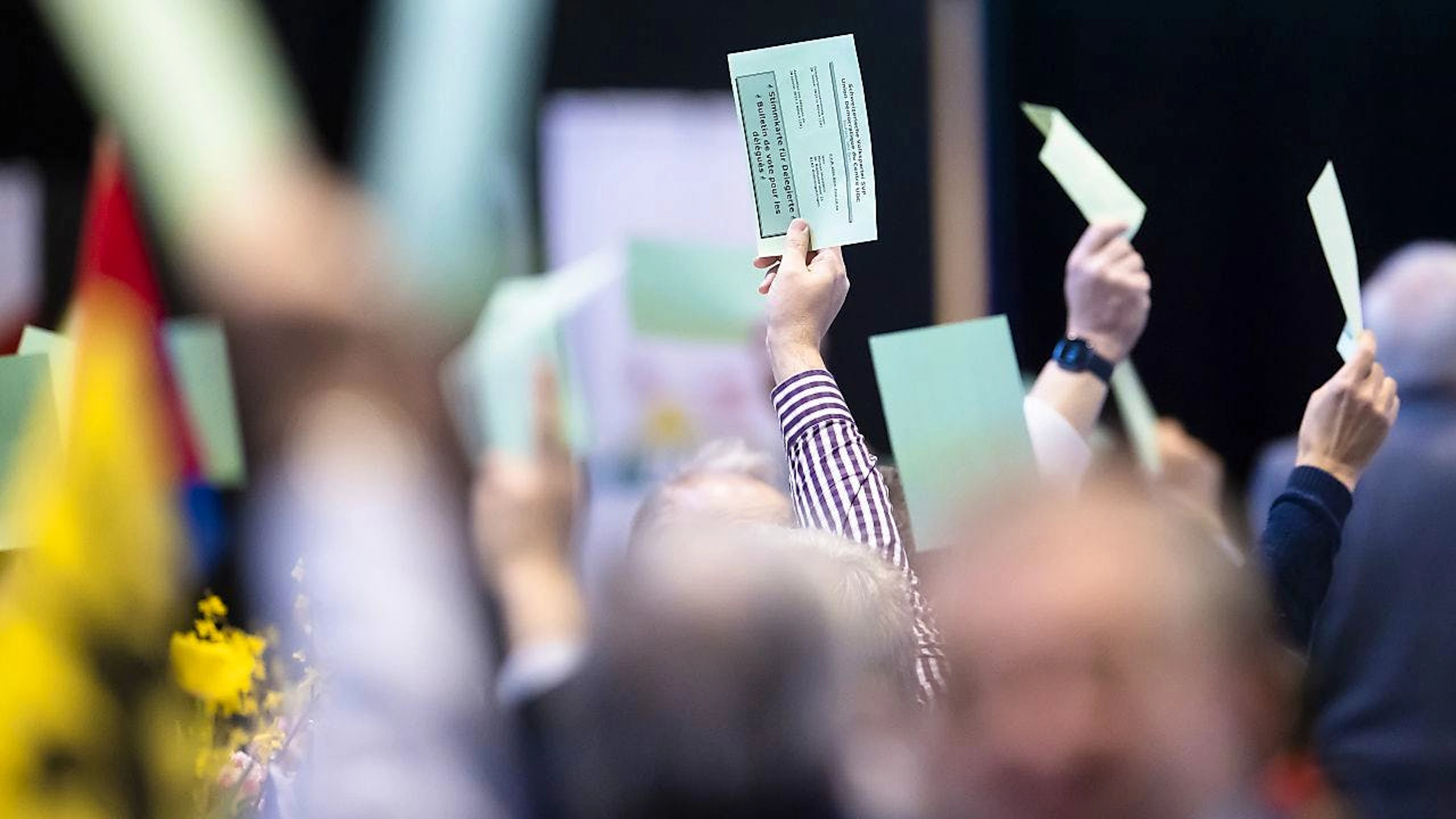 Delegierte der SVP beim Fassen einer Abstimmungsparole. Das Bild wurde am 28. Januar in Bülach ZH aufgenommen.
