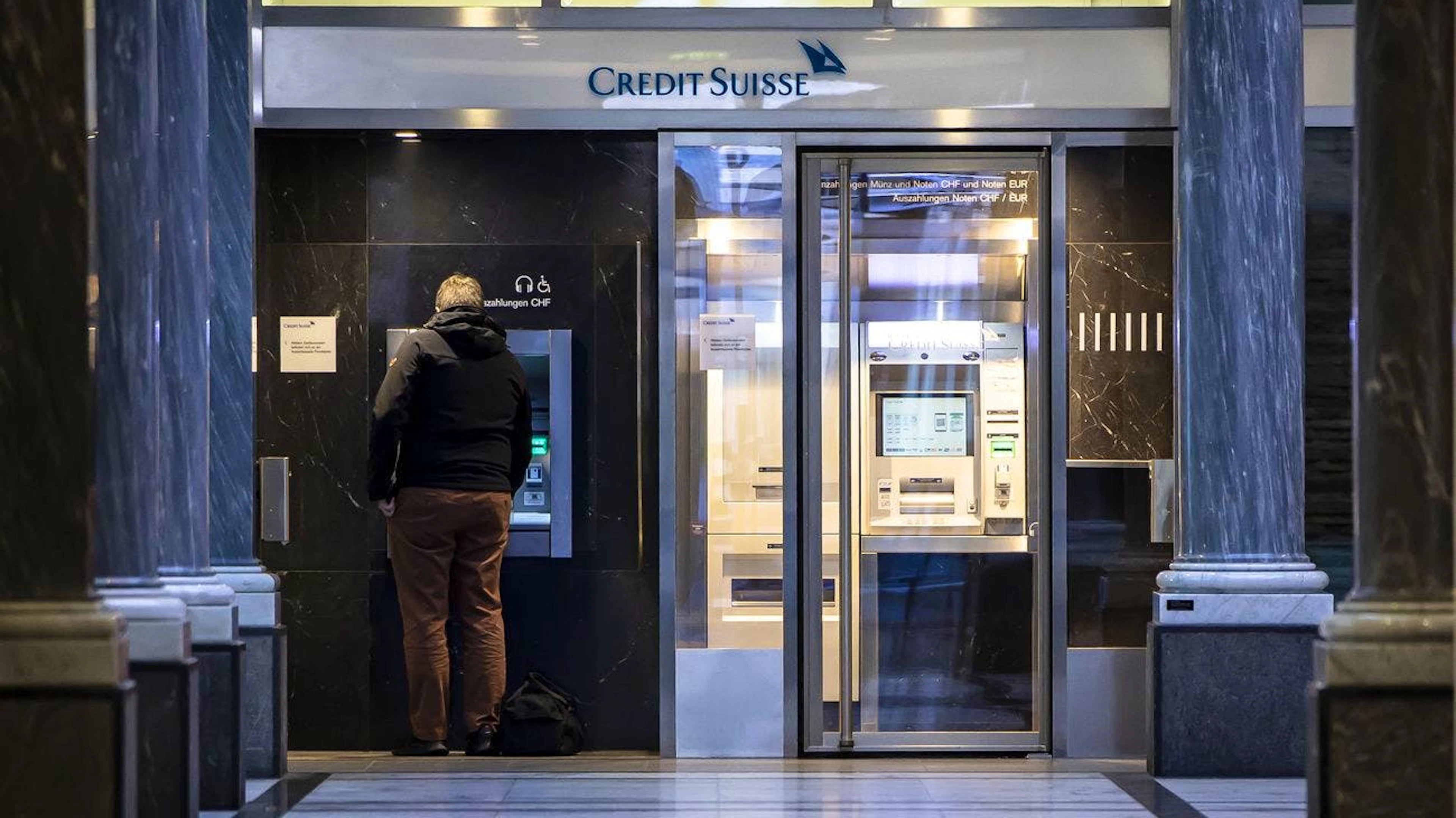 Ein Mann bezieht an einem Bancomaten am Hauptsitz der Credit Suisse am Zürcher Paradeplatz am 19. März 2023 Bargeld.