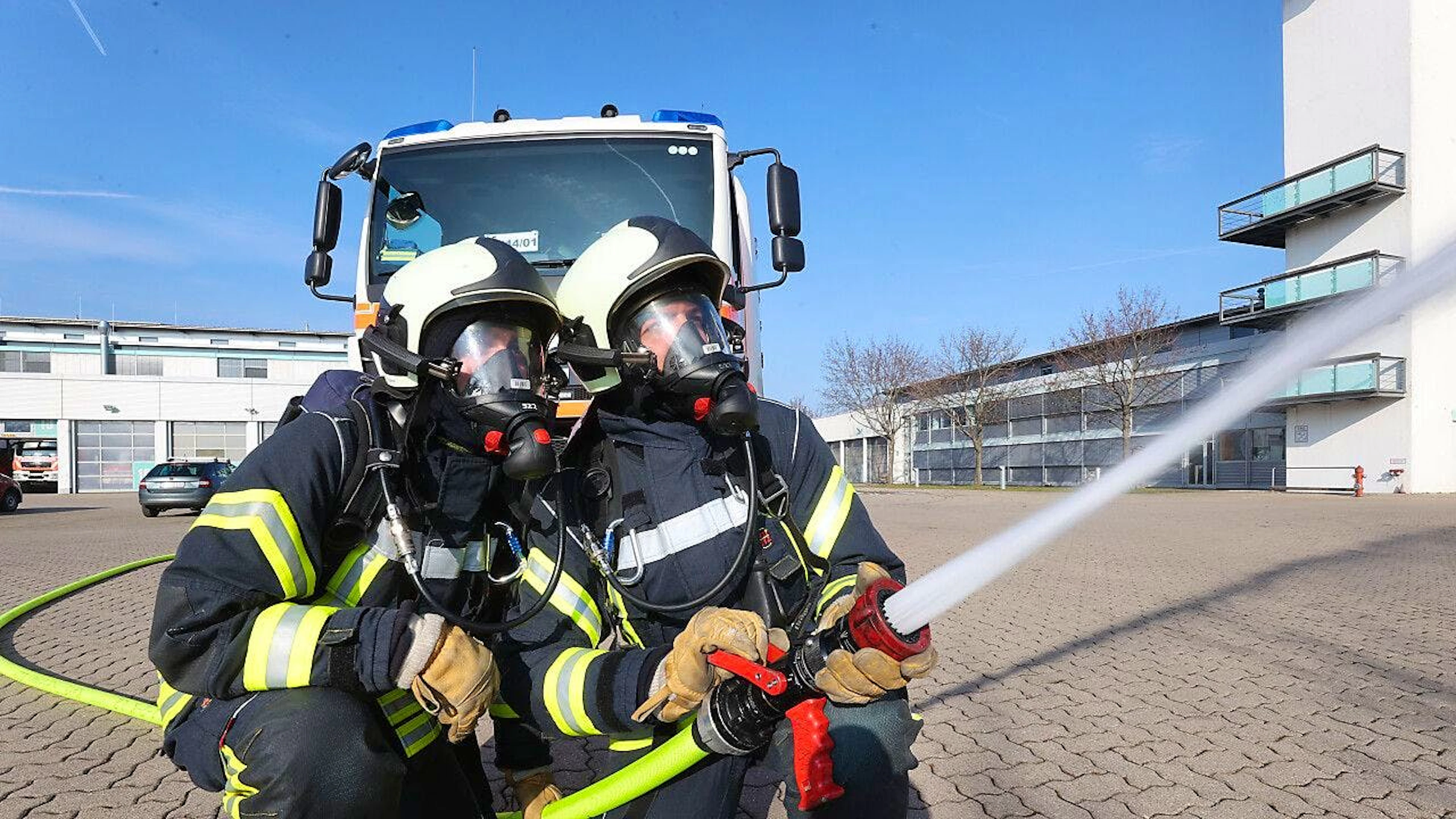 Les images diffusées par les médias locaux ont montré un bâtiment de trois étages en feu, et des pompiers s'efforçant de l'éteindre (Photo prétexte).