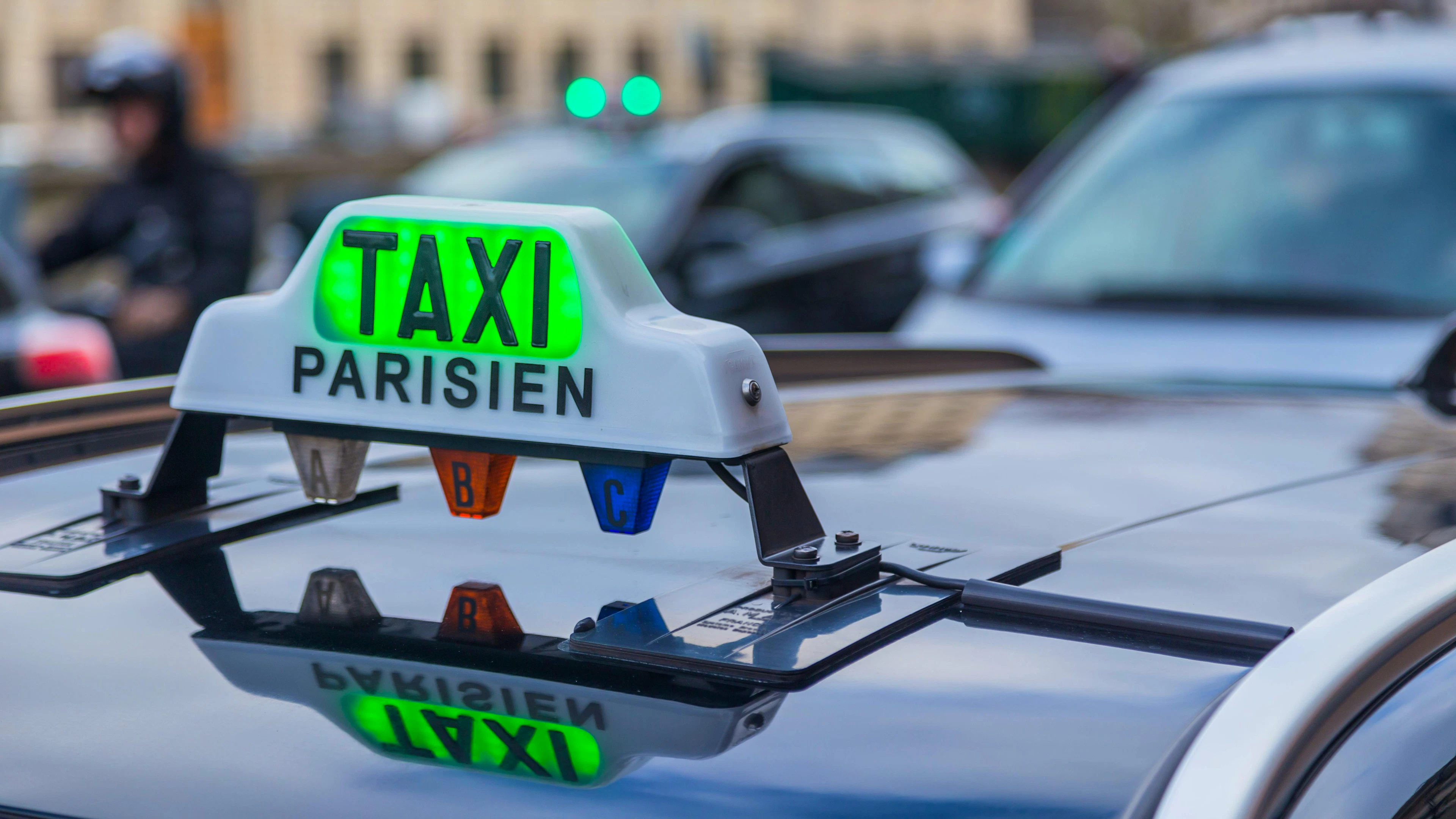 Der Pariser Flughafen warnt gerade in der Urlaubssaison vor falschen Taxi-Fahrern.