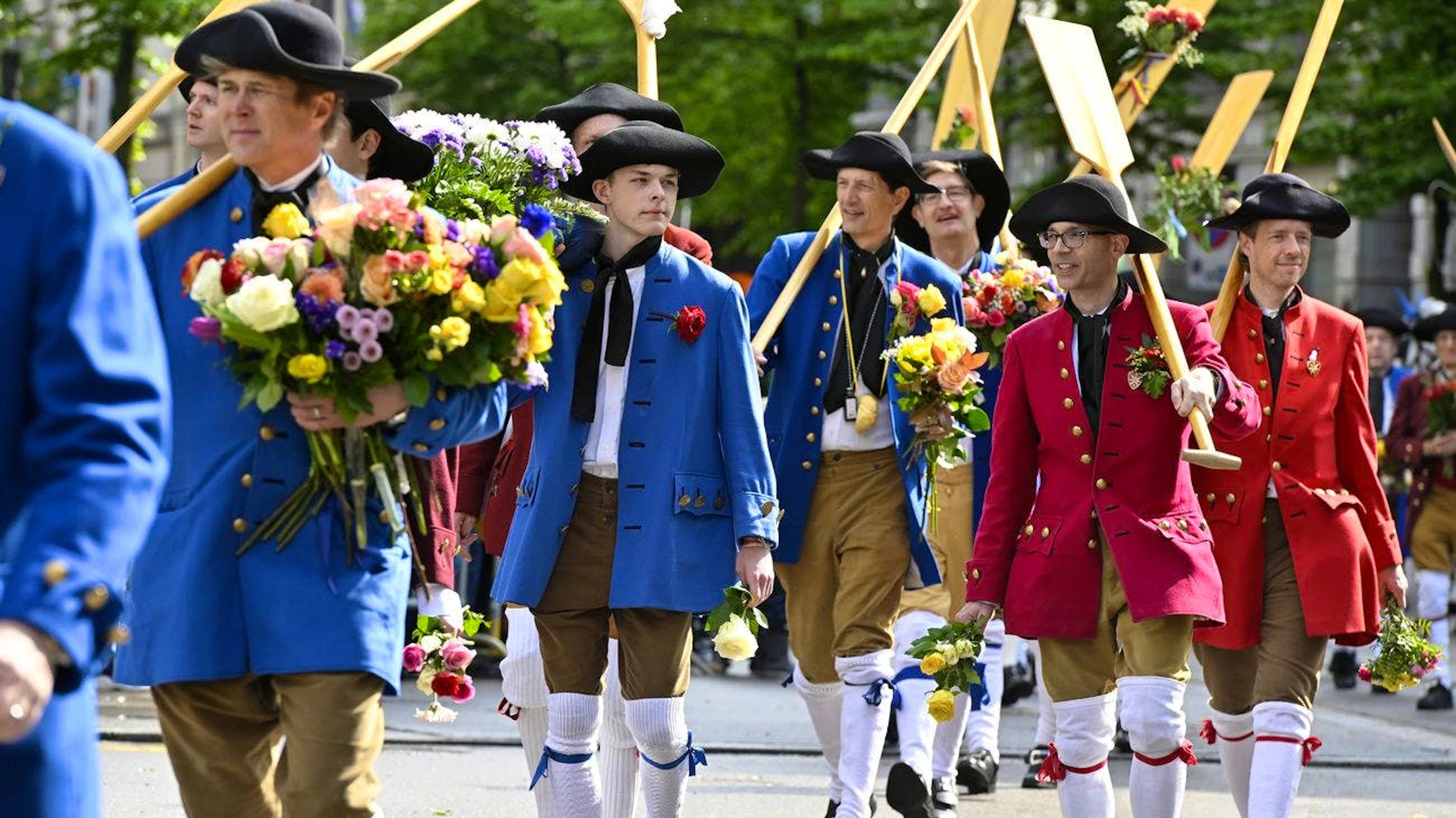 Am traditionellen Umzug zum Sechseläuten zeigen sich die Zunft-Mitglieder in alten Trachten, Uniformen und Kostümen.