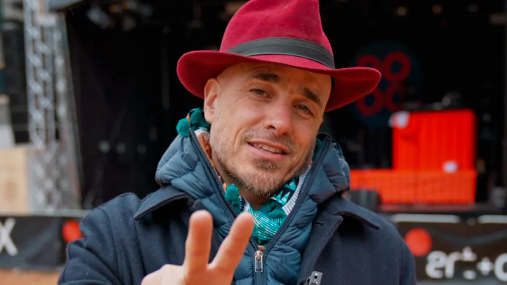 Dodo ist der neue Moderator von «Sing meinen Song» auf 3+