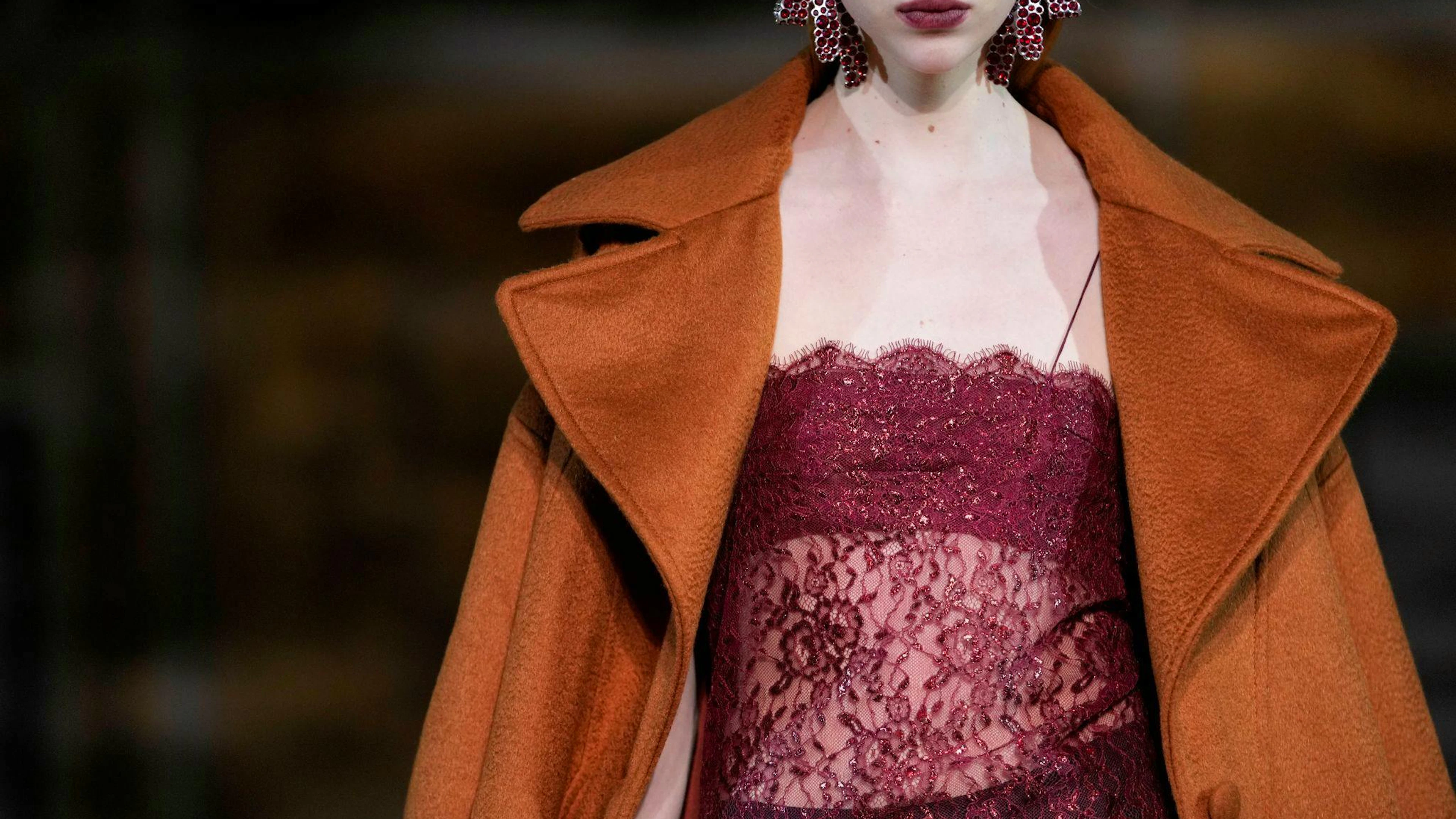 Ein Model präsentiert eine Kreation von Prabal Gurung an der New York Fashion Week. Auf vielen Laufstegen dominieren derzeit wieder extrem schlanke Körper – parallel zum Boom von Abnehmspritzen. (Archiv)