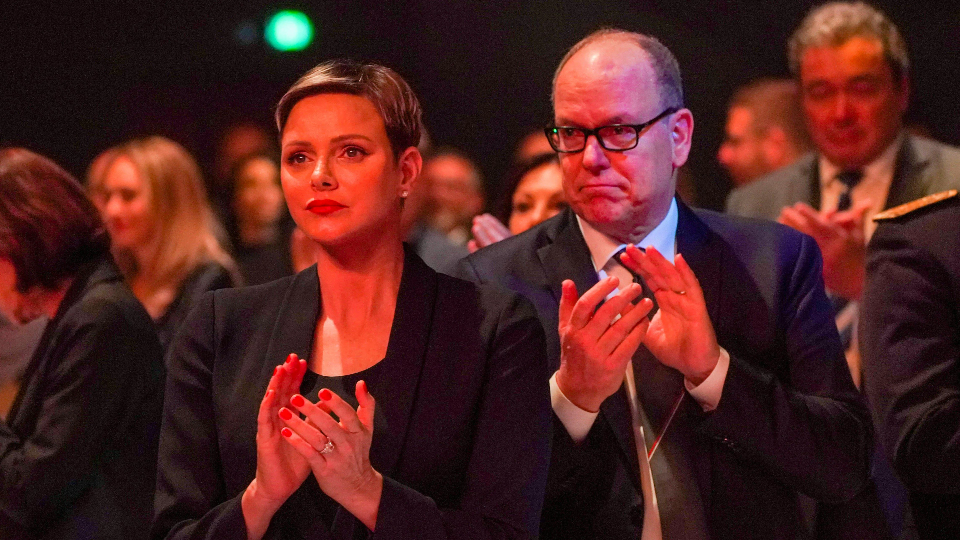 Charlène und Albert von Monaco applaudieren mit eiserner Miene: Am Hall-of-Fame-Event des Rugby Teams in Toulon sind die beiden Ehrengäste.
