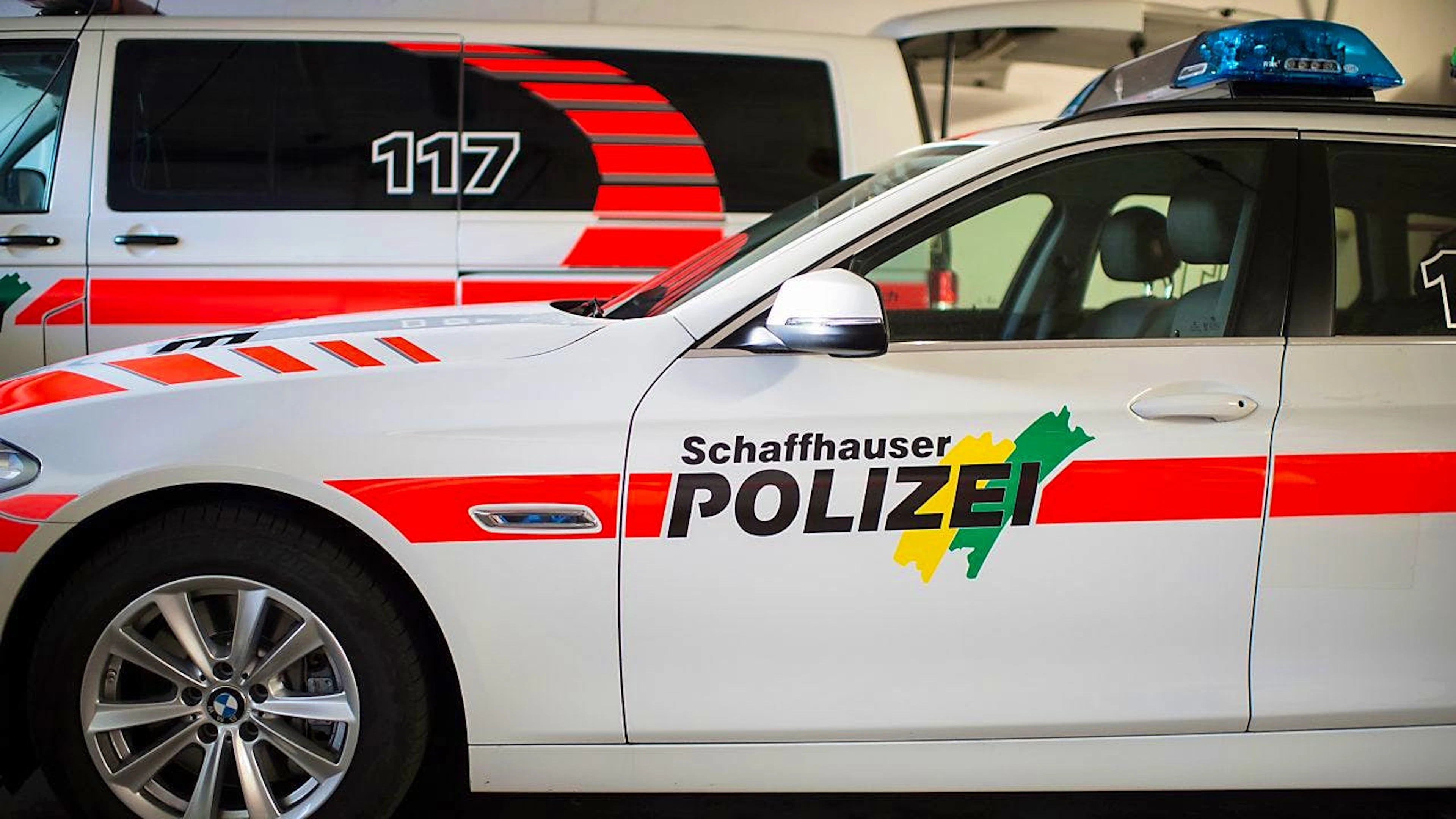 Trotz sofortiger Reanimationsversuche verstarb die Frau in der Wohnung.