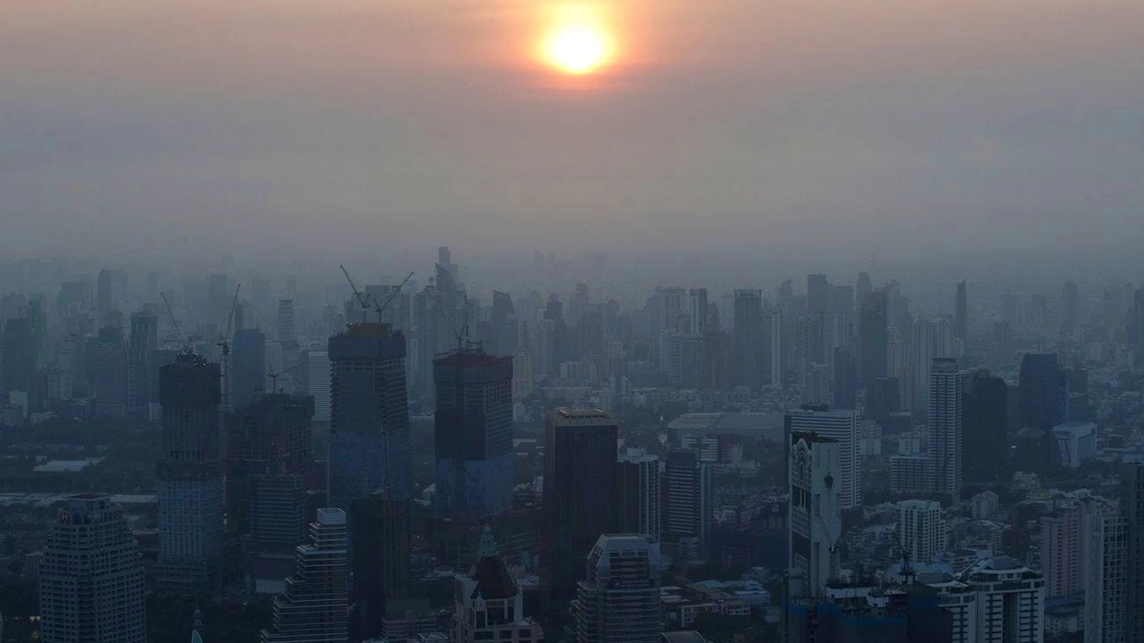 Thailand leidet ungewöhnlich früh im Jahr unter enormer Hitze. Der Smog macht die Situation nicht besser.&nbsp;