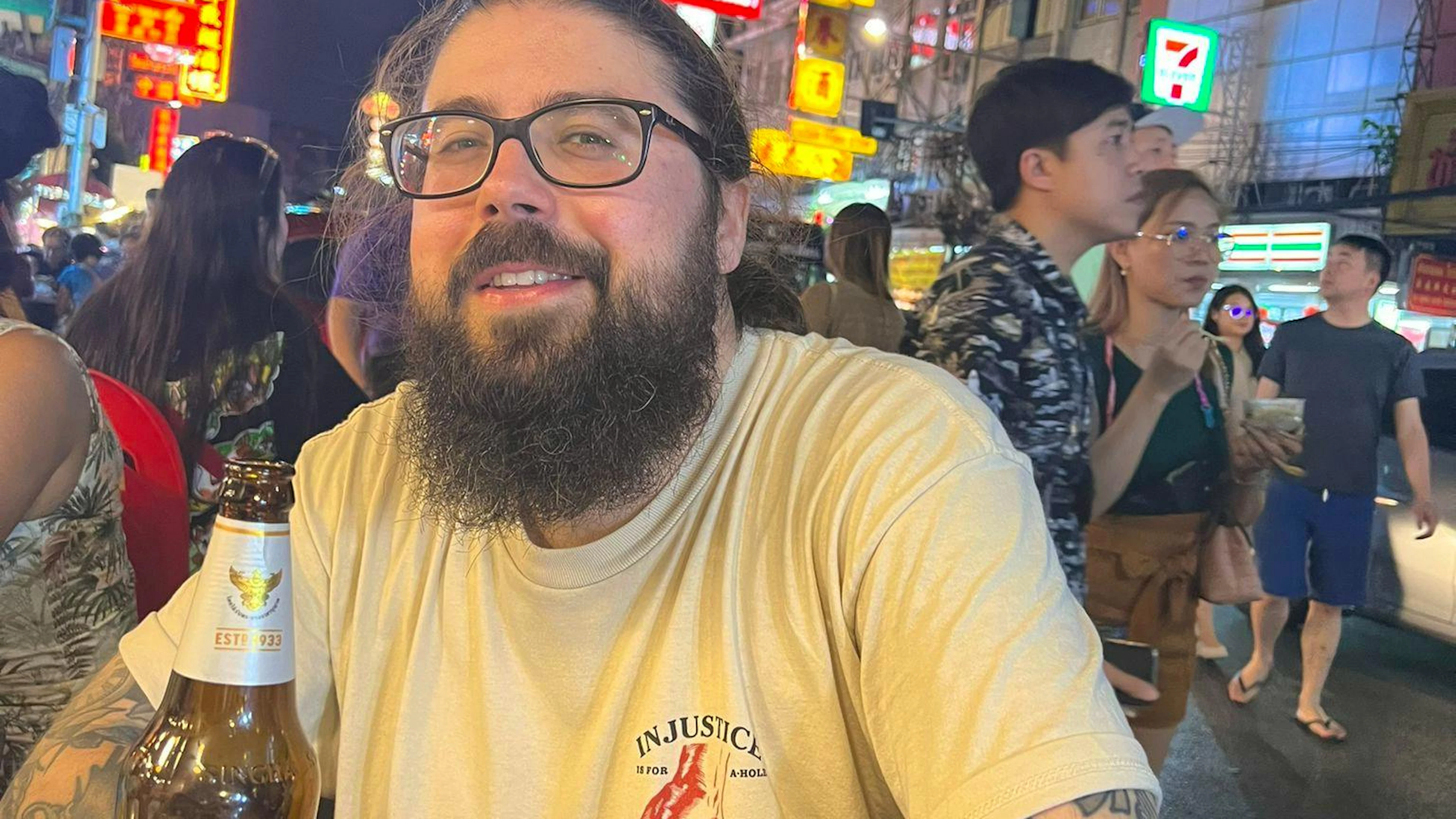 Autor Manuel Kellerhals, hier im Chinatown-Viertel, weilte letzte Woche noch in Bangkok. Das Bier in Bangkok trinkt man derzeit wie die Einheimischen am besten mit Eiswürfeln.&nbsp;