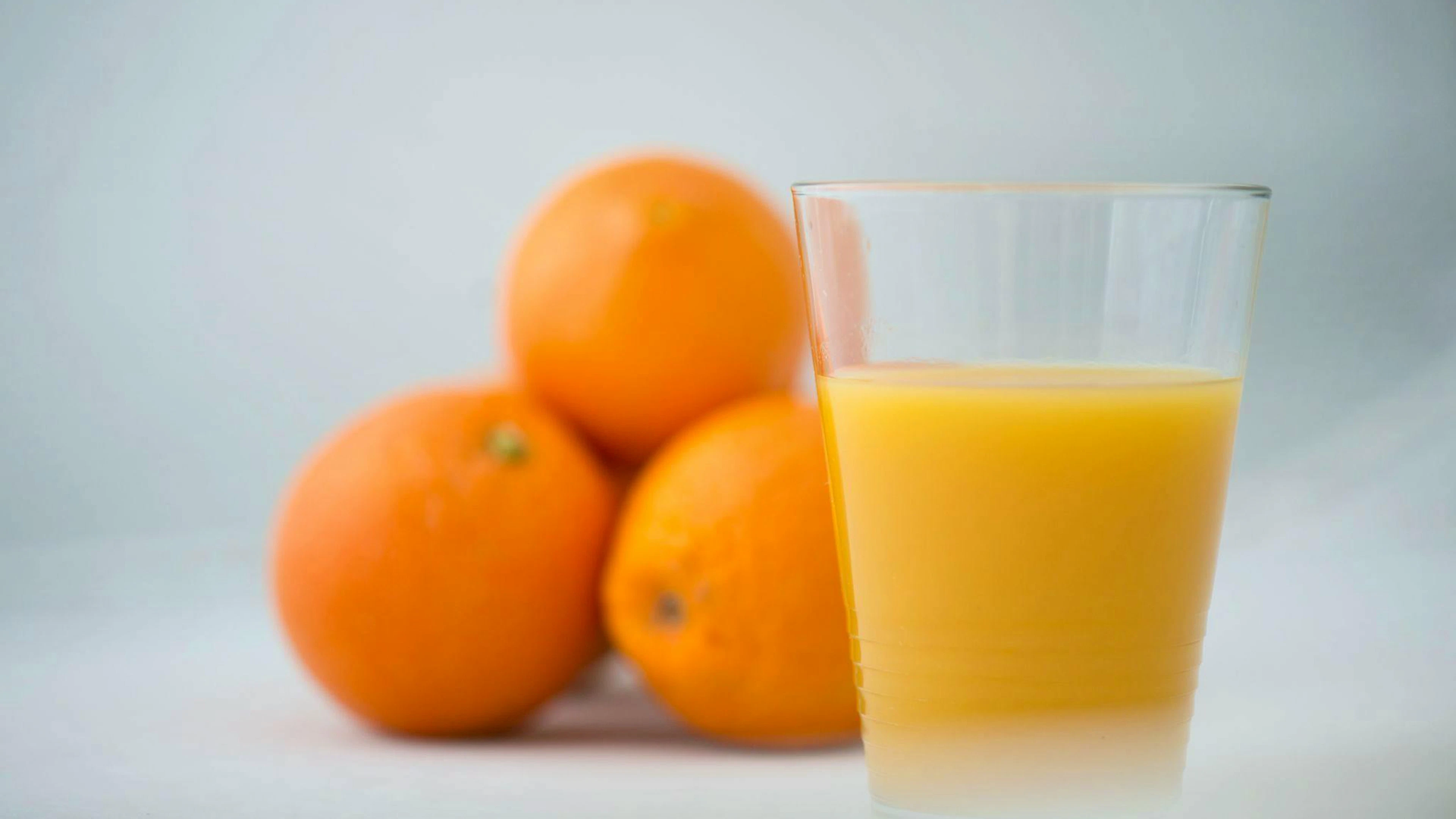 Statt Orangensaft zu trinken macht es mehr Sinn, gleich eine ganze Orange zu essen.