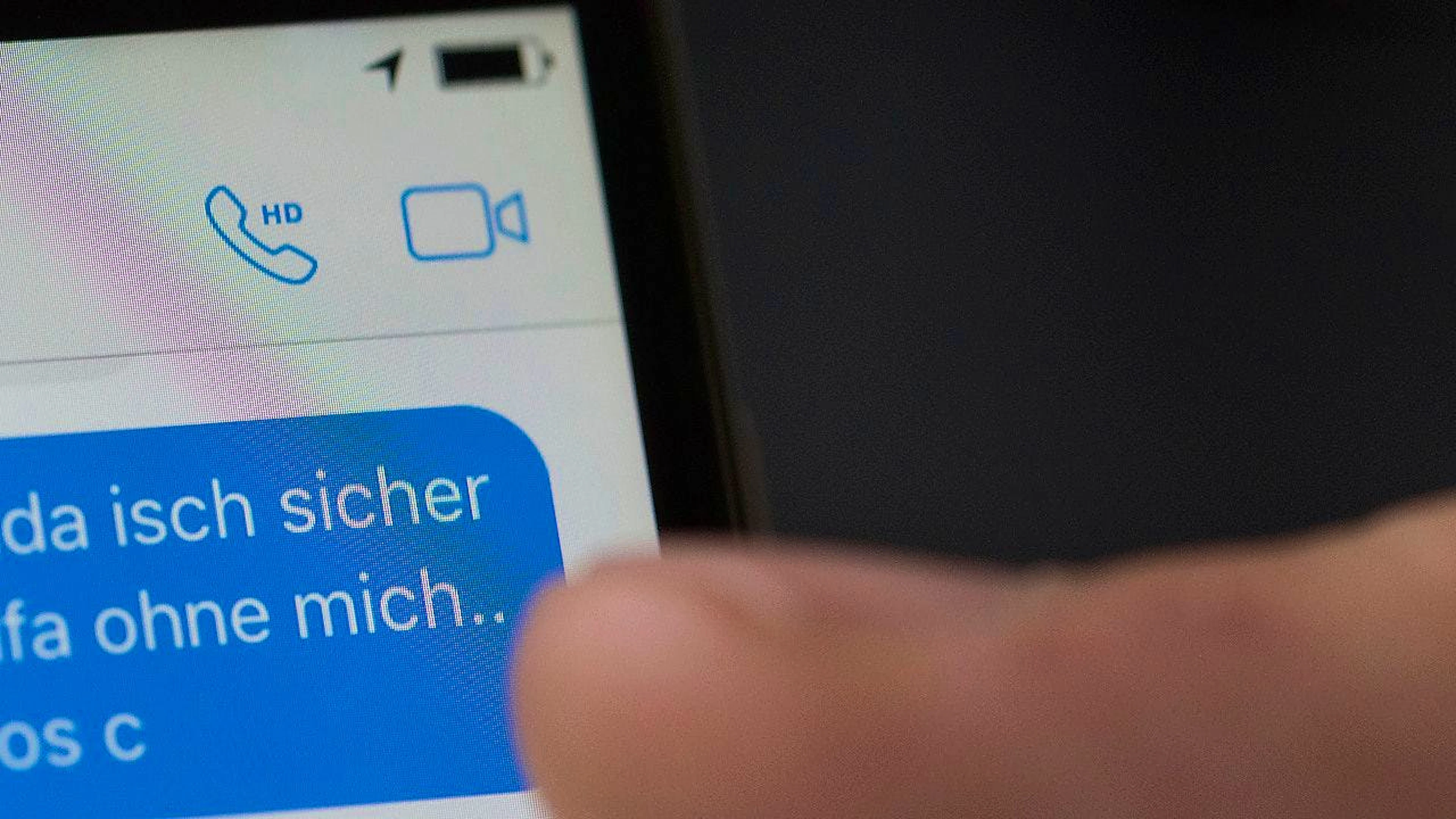 Le «stalking» peut prendre la forme de messages répétés sur les réseaux sociaux par exemple (image d'illustration).
