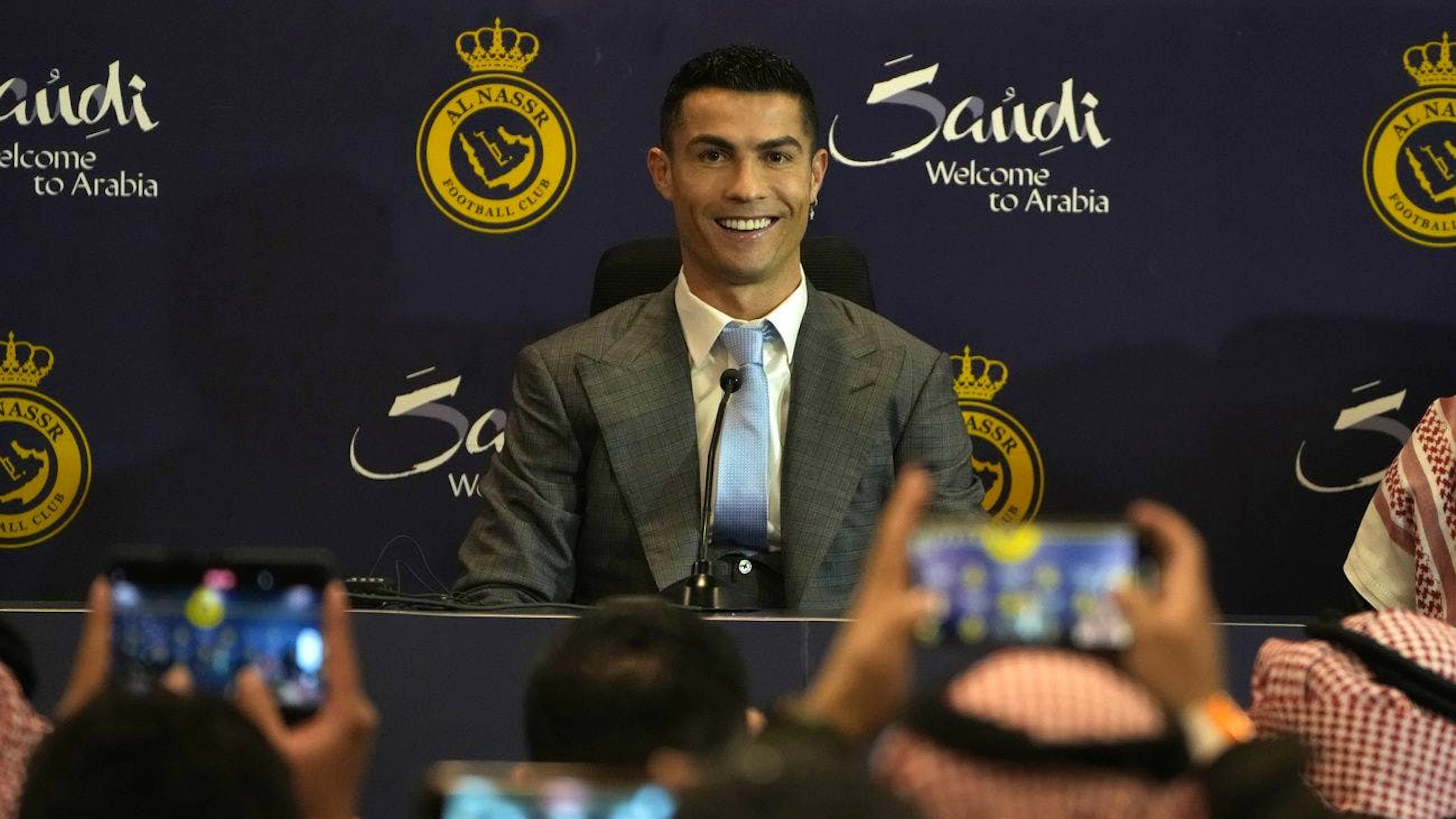 Cristiano Ronaldo spielt seit Januar in Saudi-Arabien und wirbt für Transfers in die Saudi Pro League – und kassiert dafür 200 Millionen Euro pro Jahr.