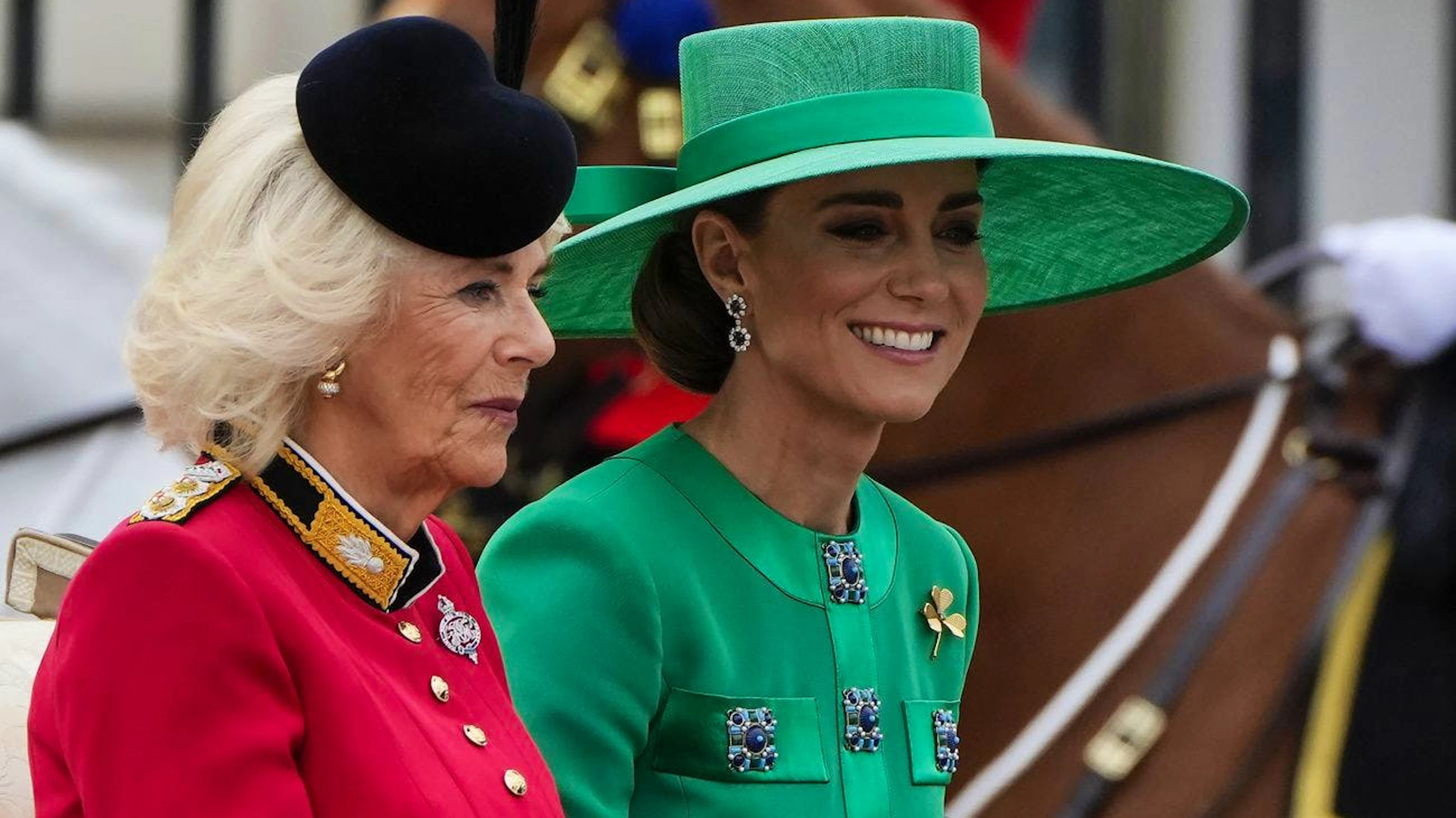 Al Trooping the Colour lo scorso giugno, la principessa ha scelto un look monocromatico in verde e un cappello a tesa larga con fiocco. Molto simile allo stile della defunta regina Elisabetta.