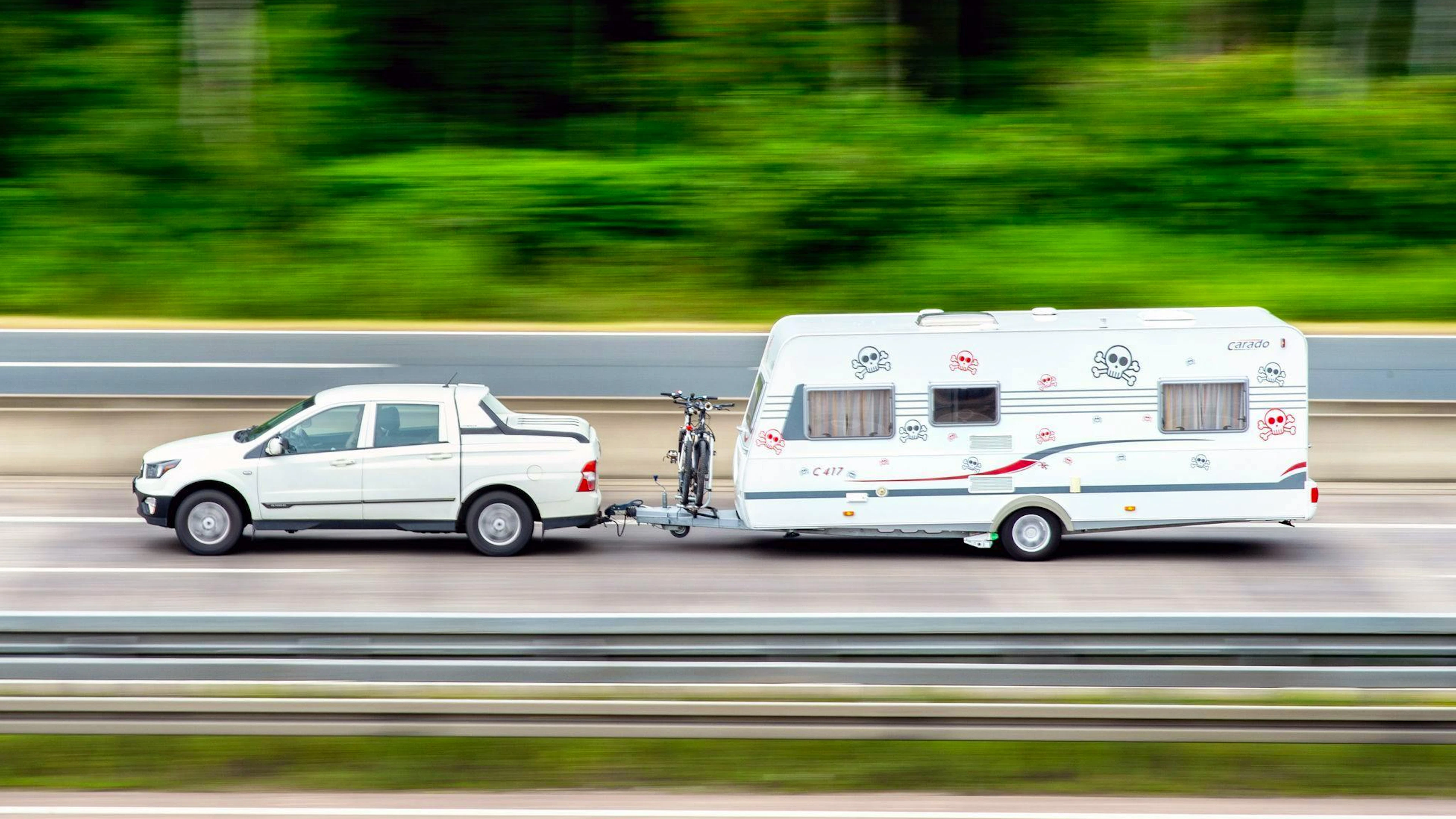 Am Dienstag kam es auf einer deutschen Bundesstrasse zu einem Vorfall. Die Reifen eines Wohnwagen-Anhängers gingen in Flammen auf und der Fahrer löschte das Feuer mit Bier. 