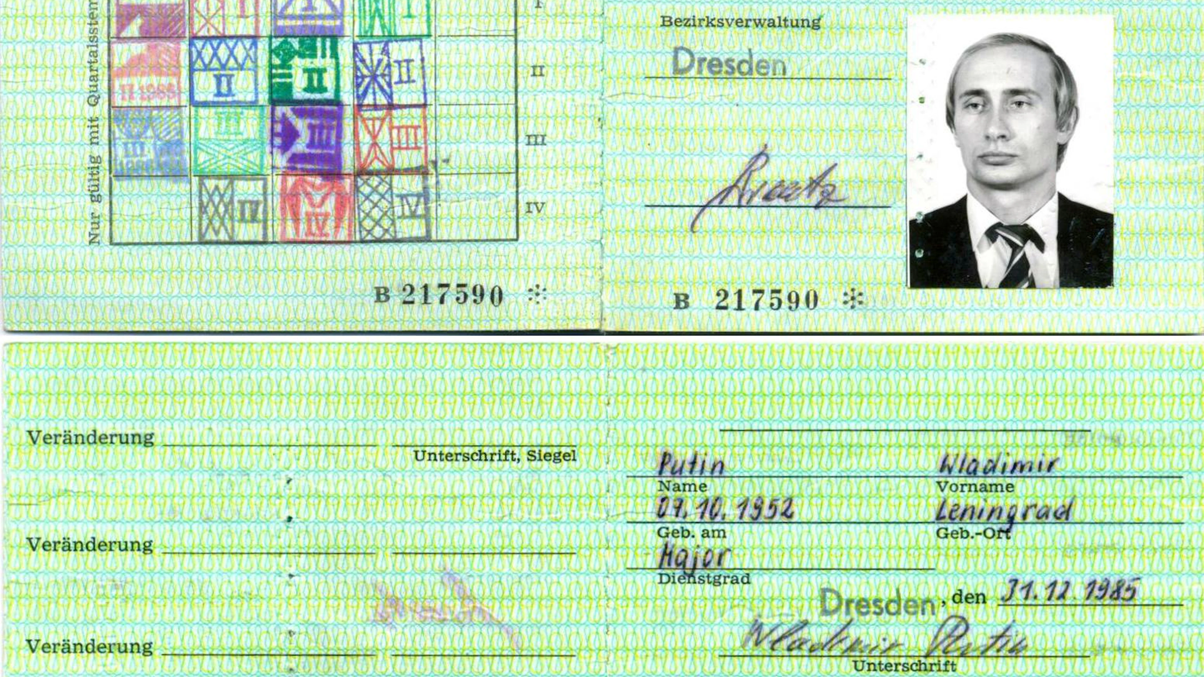 Der Ausweis, der dem KGB-Mann Wladimir Putin vom Staatsministerium für Sicherheit der DDR 1985 in Dresden ausgestellt worden ist.