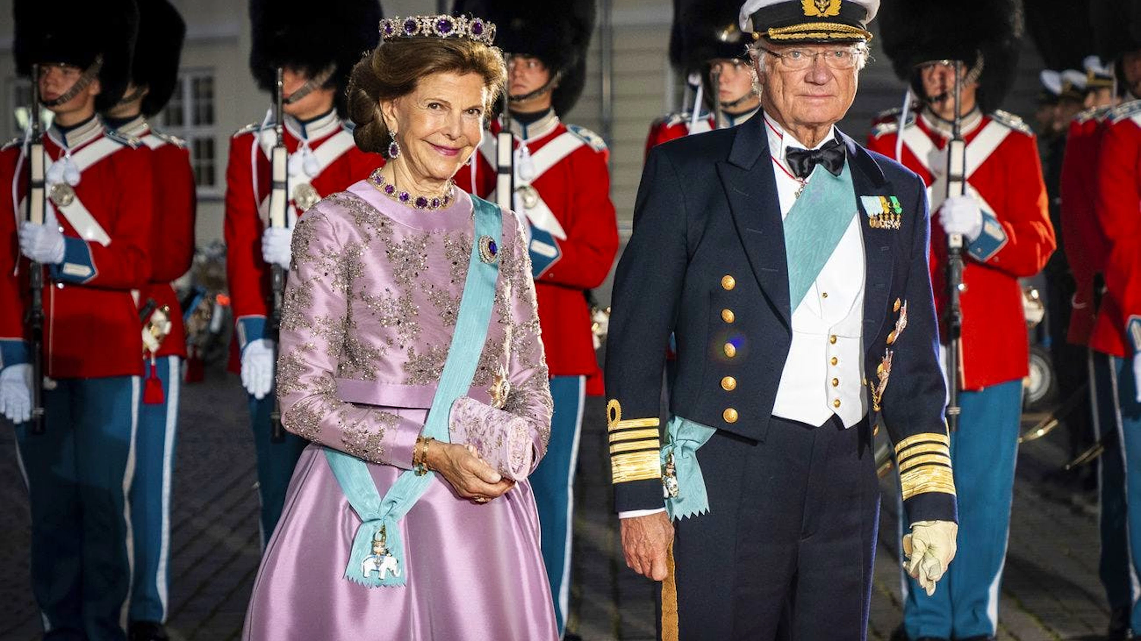 Schwedens König Carl XVI. Gustaf und Königin Silvia treffen im Königlichen Theater ein. Der Gala-Event fand anlässlich des 50-jährigen Thronjubiläums der damaligen dänischen Königin Margrethe II. im September 2022 statt. (Archivbild)