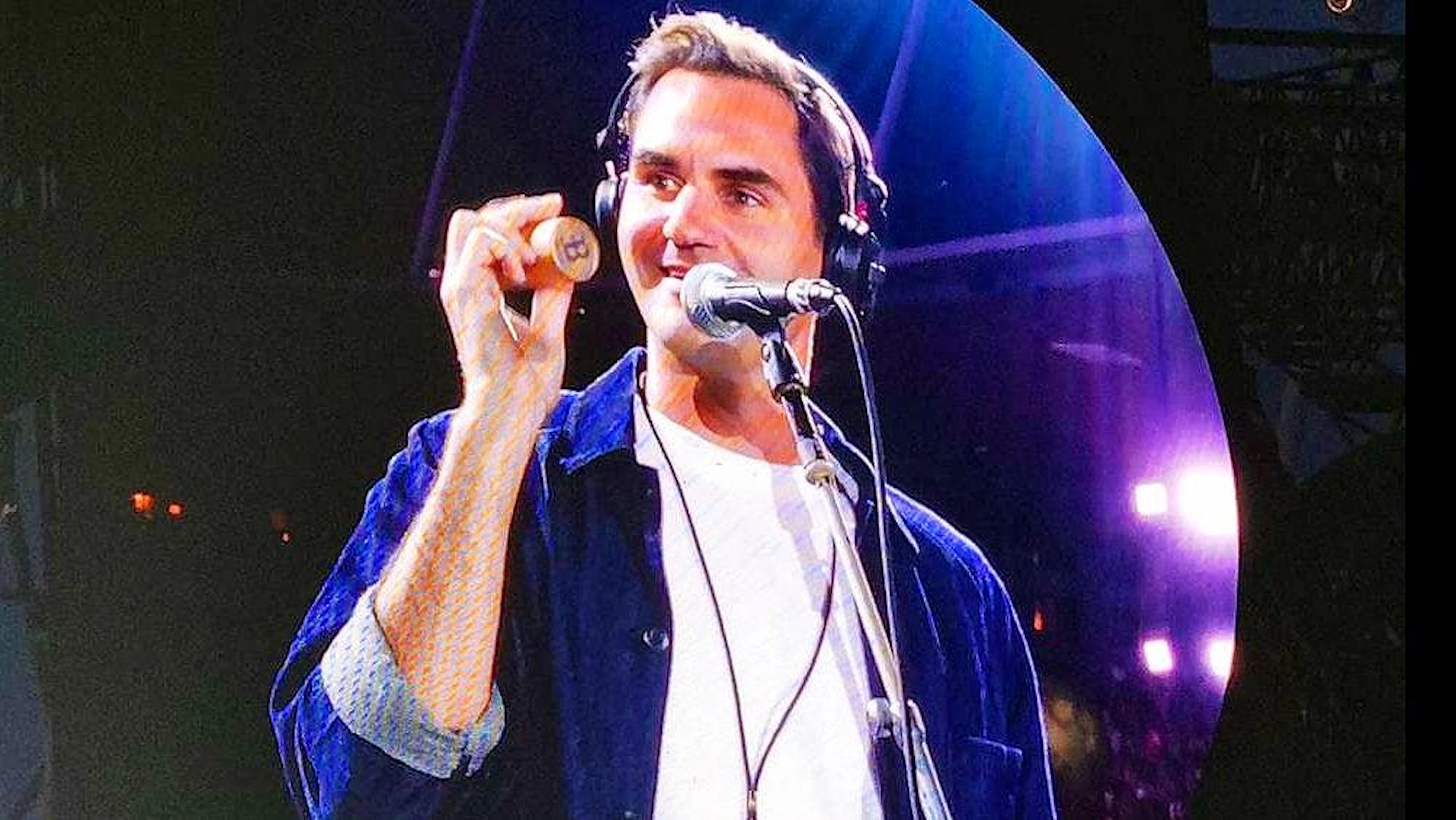 Roger Federer stellt im Letzigrund seine Perkussionskünste unter Beweis.