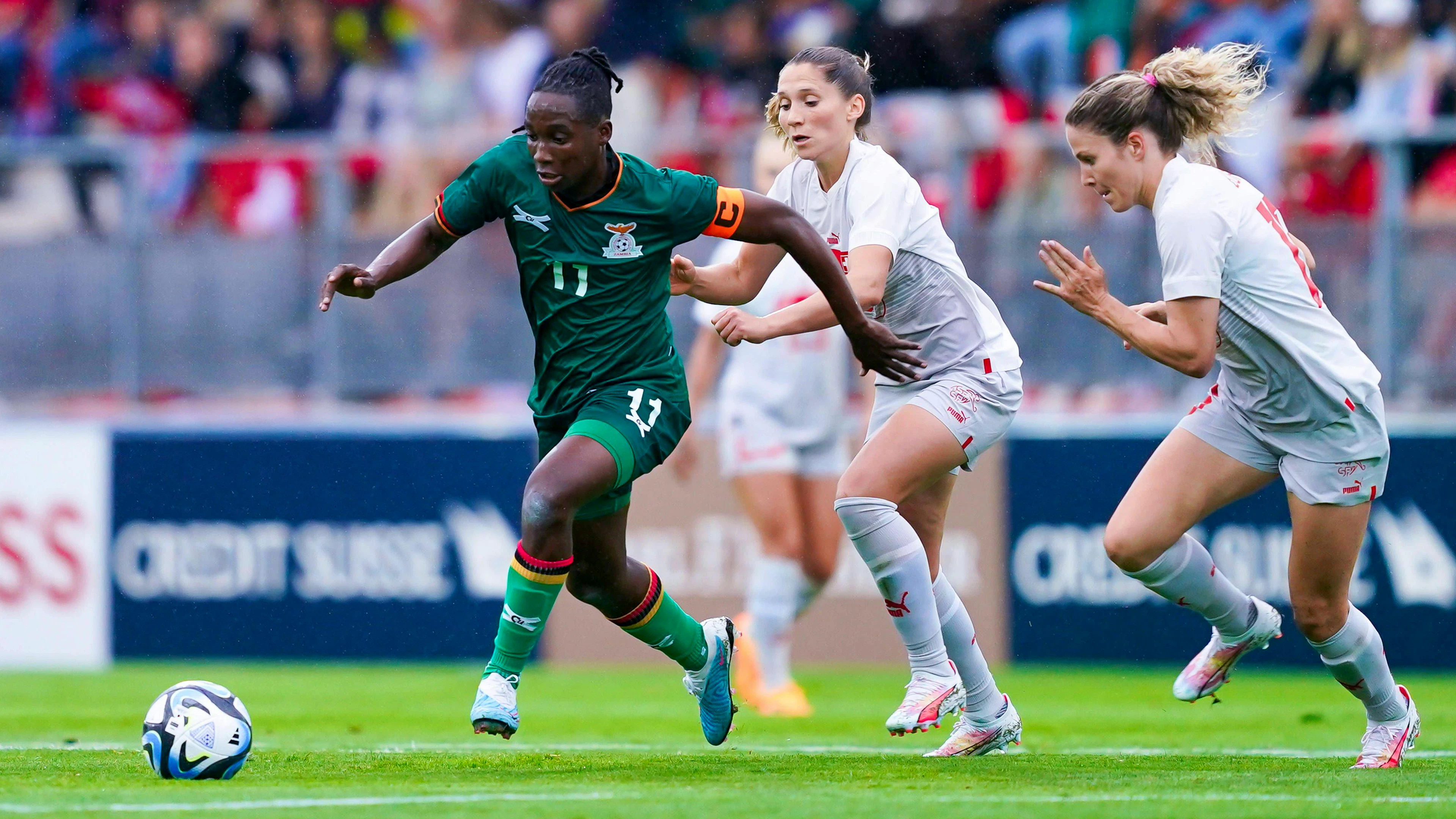 Barbara Banda rennt den Nati-Spielerinnen Sandrine Mauron und Luana Bühler (rechts) davon.