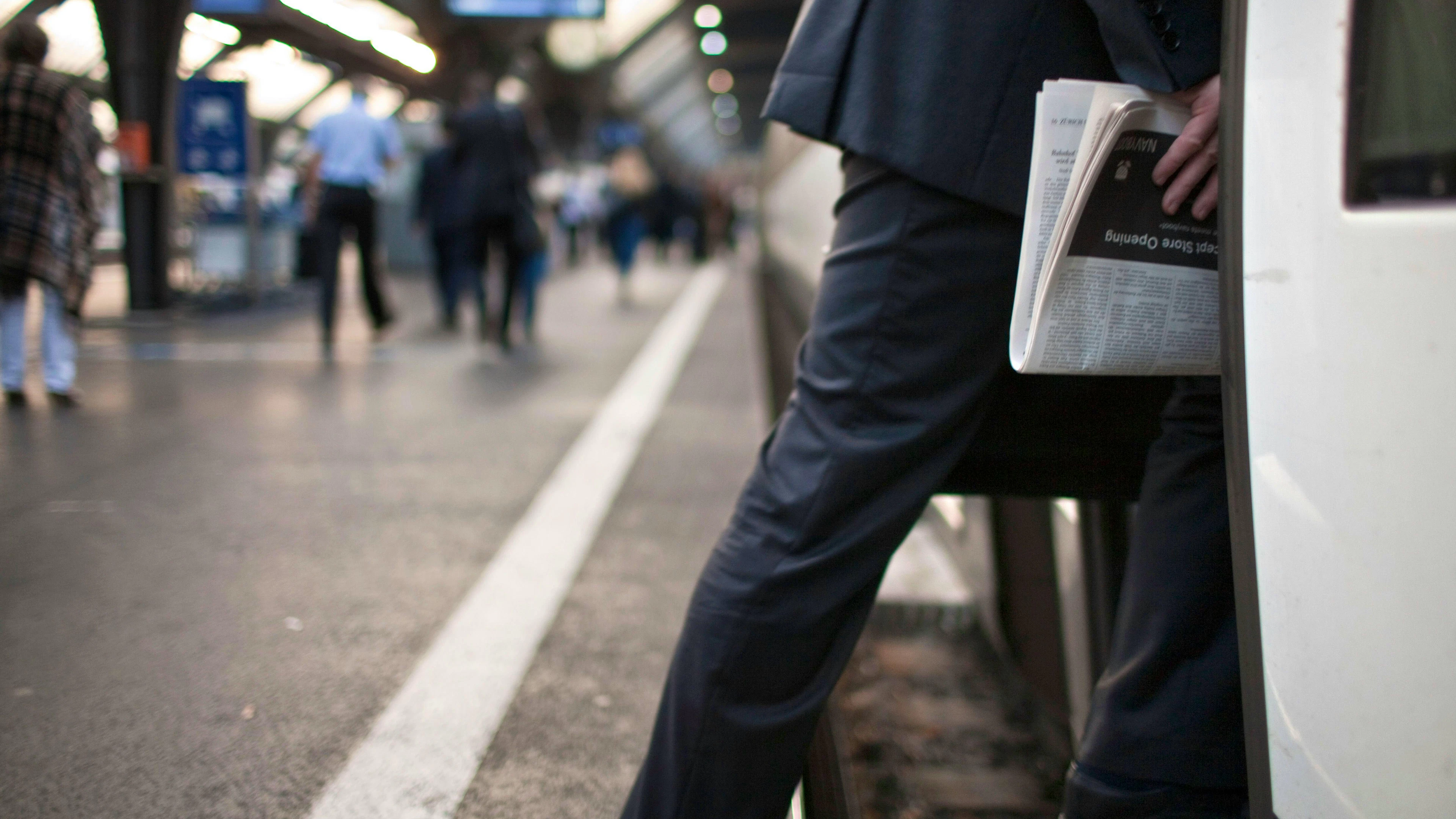 Pendler am Zürcher Hauptbahnhof: Wer seine Nachrichten in gedruckter Form bei sich hatte, war am Dienstag im Vorteil. (Archivbild)