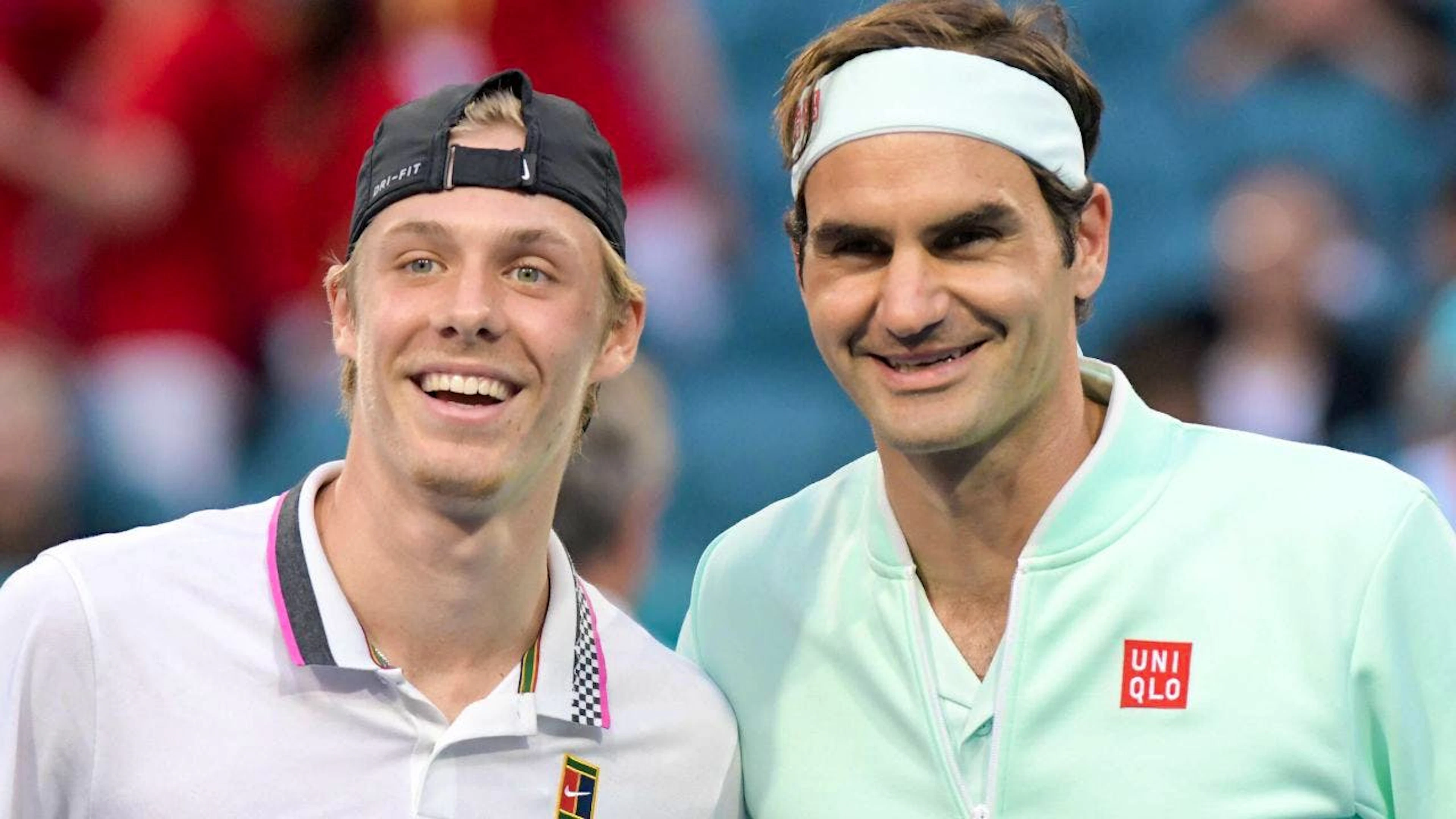 Denis Shapovalov und Roger Federer vor ihren einzigen Duell auf der ATP-Tour im März 2019 in Miami. Federer gewann klar mit 6:2, 6:4.