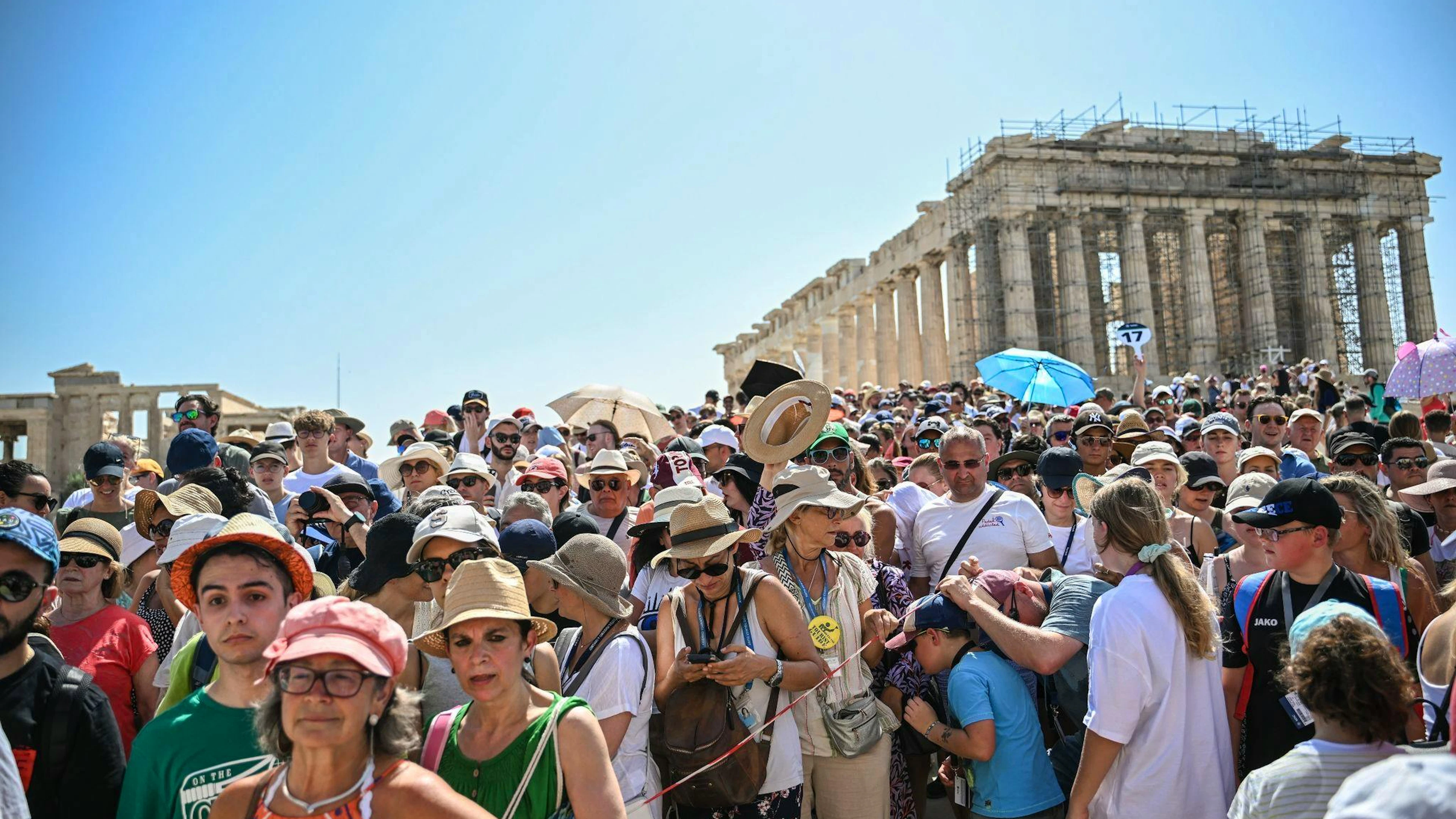 40 Grad und mehr in Südosteuropa, das sei «das neue Normal», warnt der Chef der UNO-Meteorologieorganisation, Petteri Taalas. Im Bild: Touristenmassen beim Parthenon-Tempel auf der Akropolis in Athen.