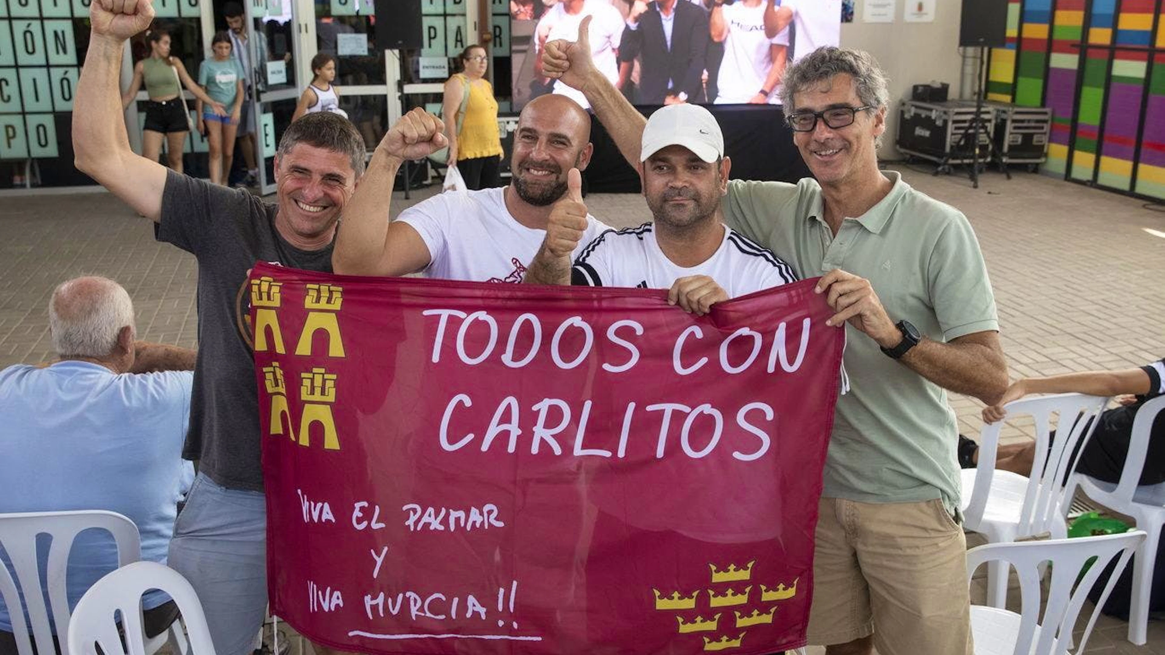 Tifosi di Carlos Alcaraz nella sua El Palmar durante la finale di Wimbledon, vinta dal 20enne su Novak Djokovic.