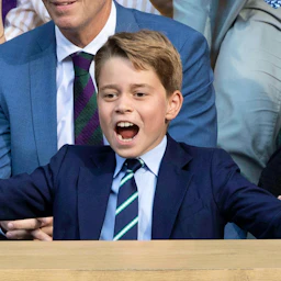 With temperatures at 30 degrees in Wimbledon: Prince George seems  annoyed—but there's no getting around the royal dress code