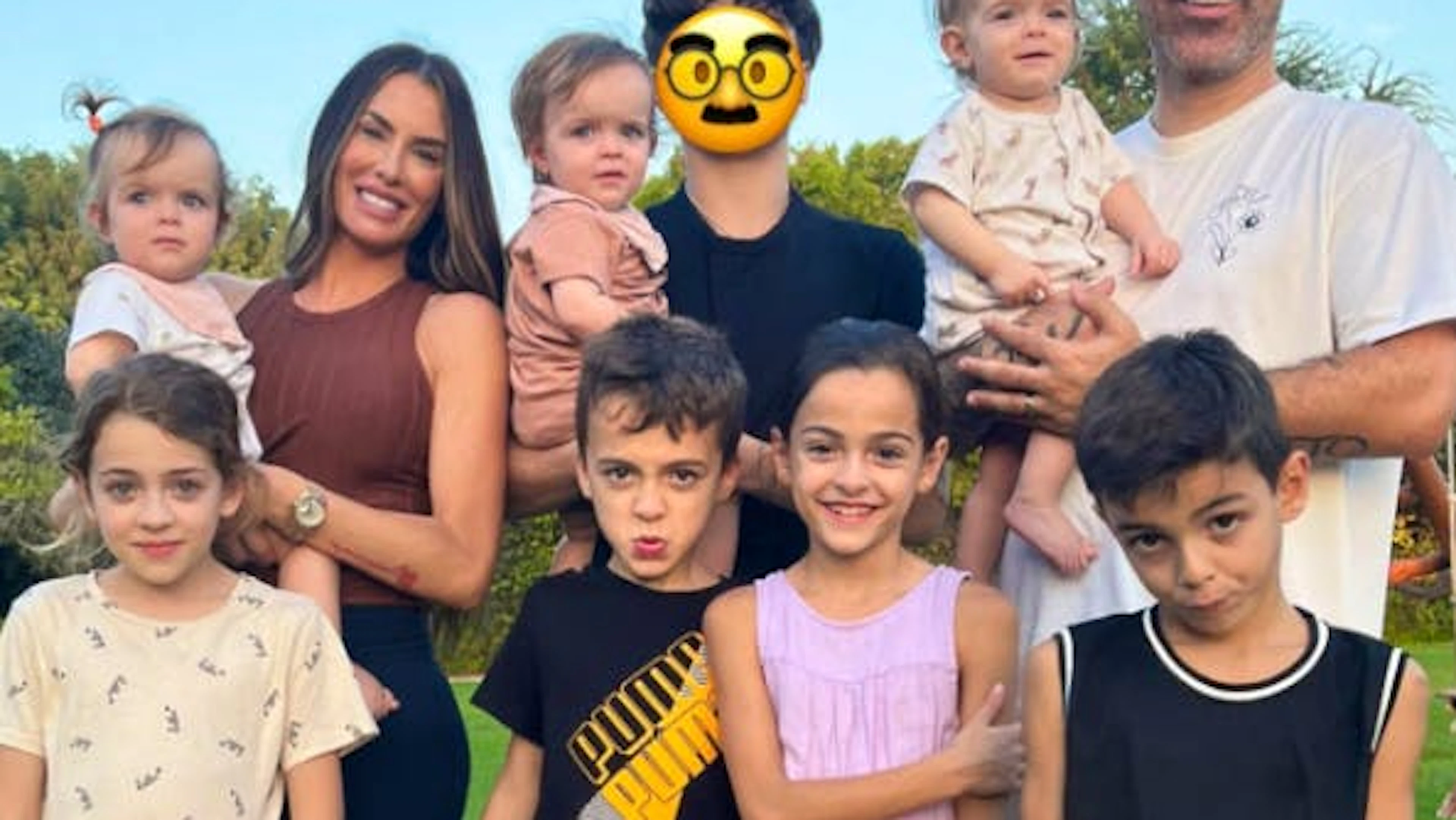 Dieses süsse Foto zeigt den Familienclan von Bushido mit seiner Frau Anna-Maria Ferchichi. Das Paar hat drei Nannys für ihre Babys eingestellt. Eine mussten sie jetzt entlassen.