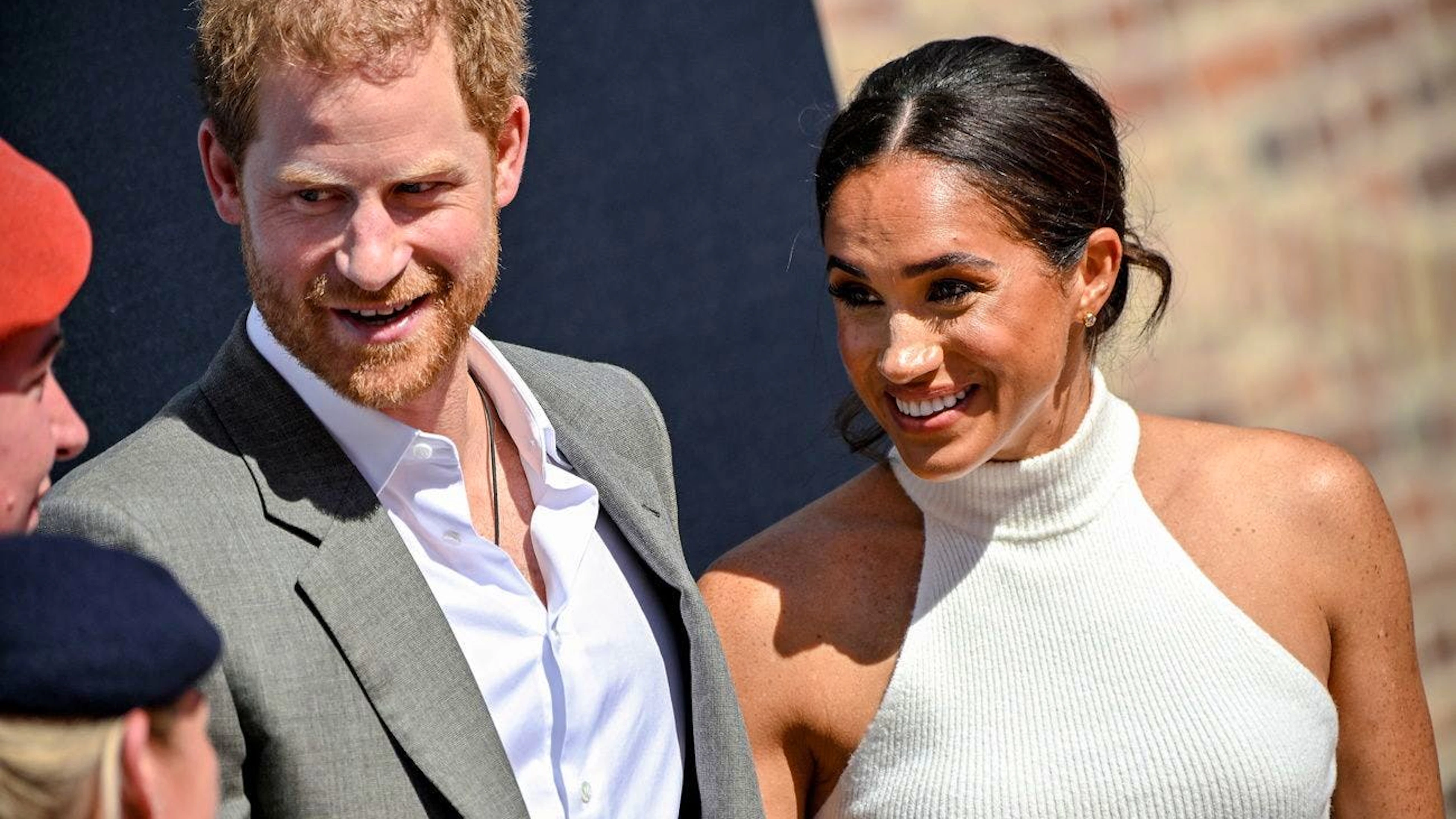 Prinz Harry und Herzogin Meghan sollen den Beckhams vorwerfen, dass das Paar Details an die Presse weitergegeben haben soll.&nbsp;