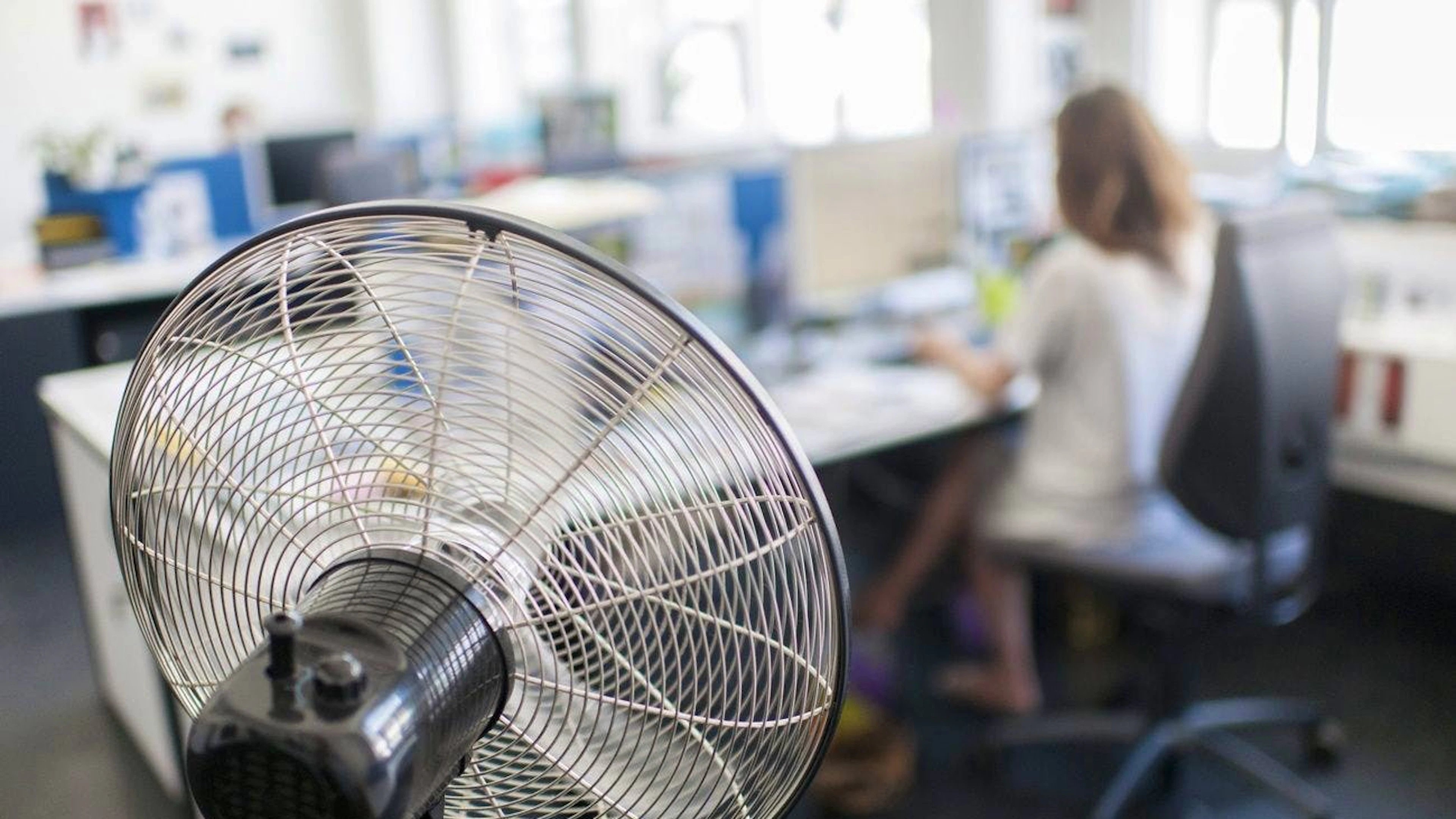 Die heissen Temperaturen draussen mögen auch die Büroräume aufheizen und die Arbeitsproduktivität der Mitarbeitenden verringern.