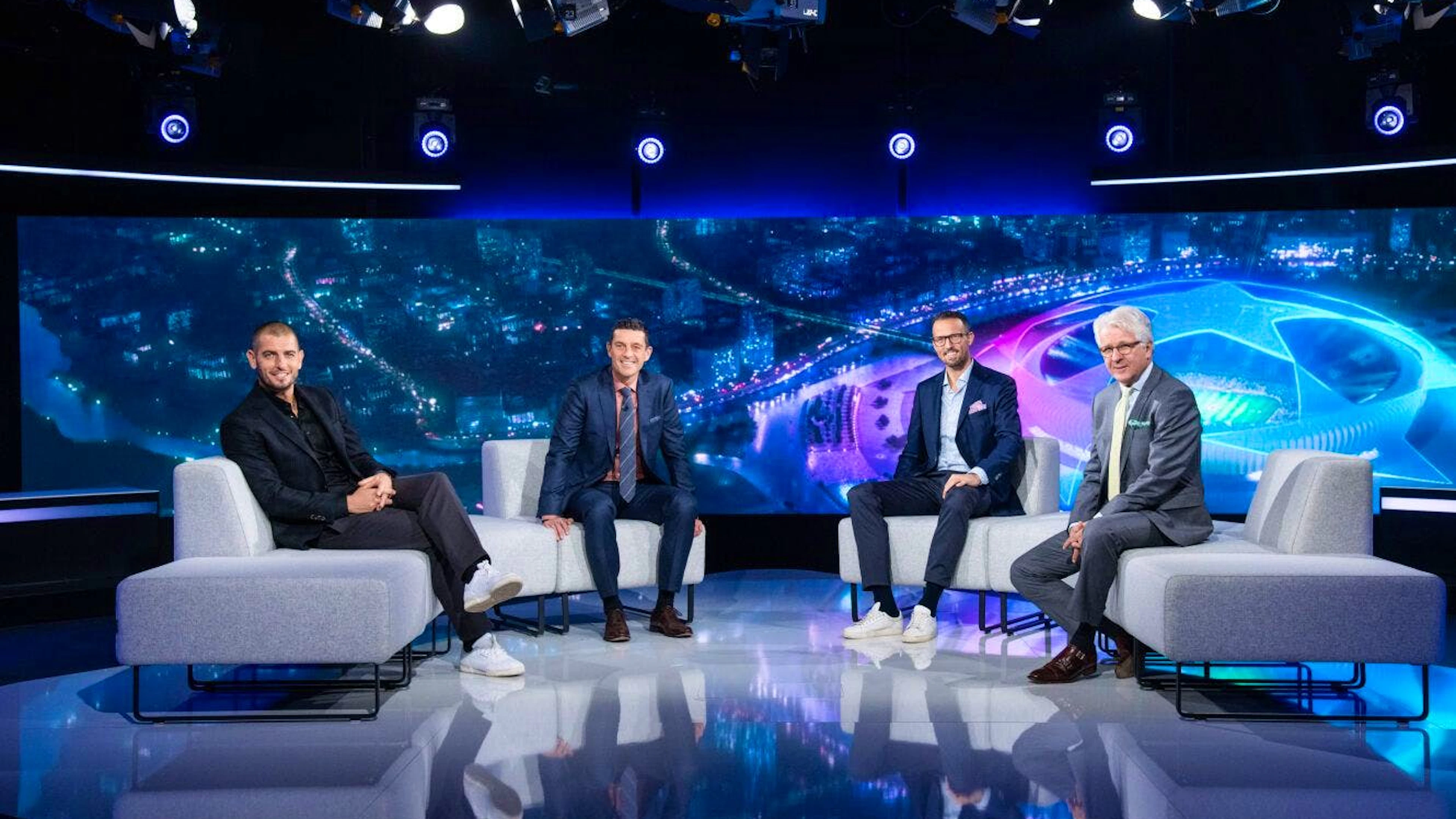 Marcel Reif im blue Sport Studio mit Moderator Roman Kilchsperger und den blue Sport Experten Mladen Petric und Marco Streller