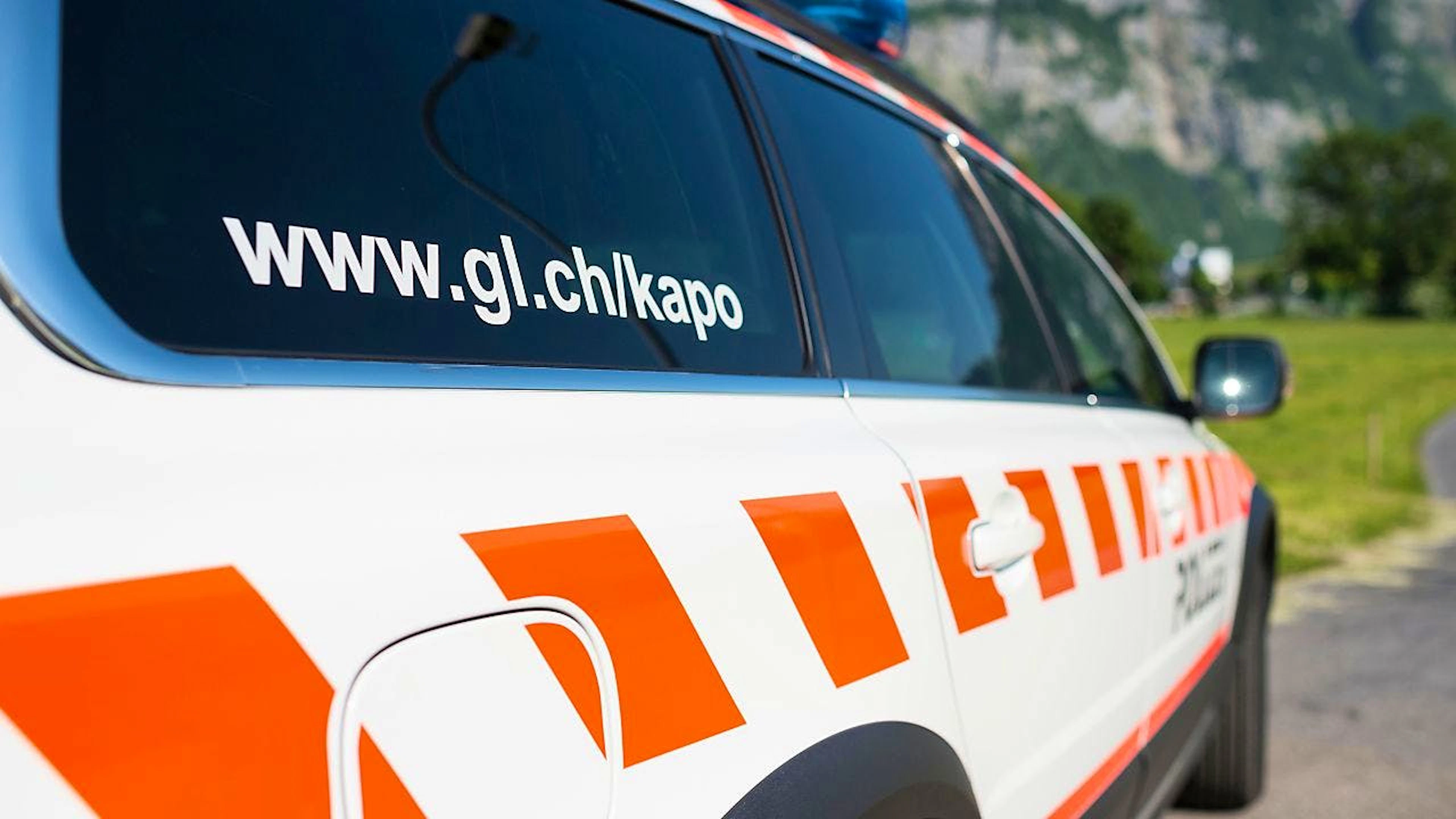 Mann schiebt Auto nach Panne durch Tunnel und wird von LKW erfasst – tot