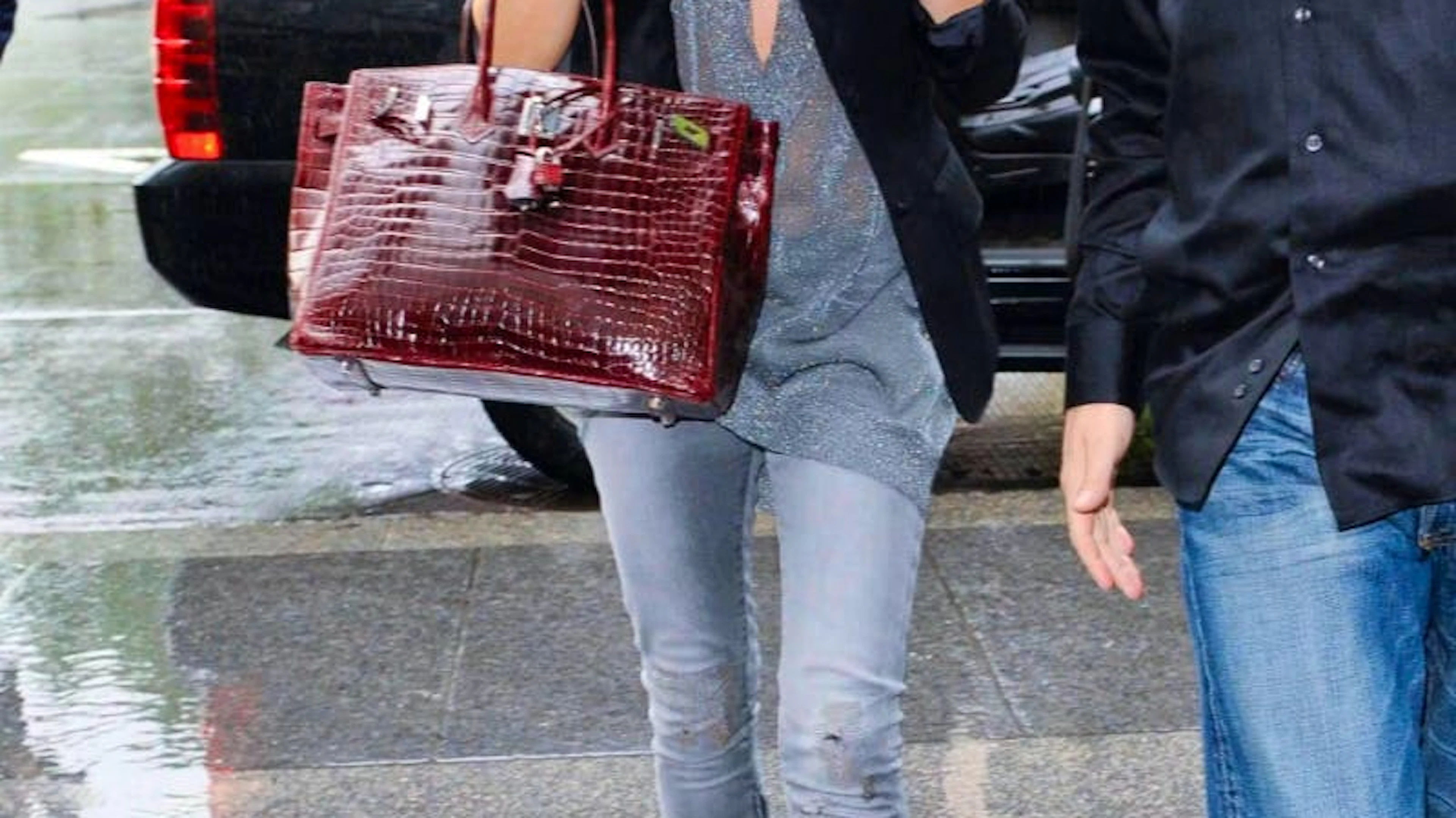 Victoria Beckham a toute une collection de sacs Birkin chez elle. Parmi eux, malheureusement, des sacs en peau de crocodile, comme celui qu'elle portait en 2010 à New York par un temps d'avril.