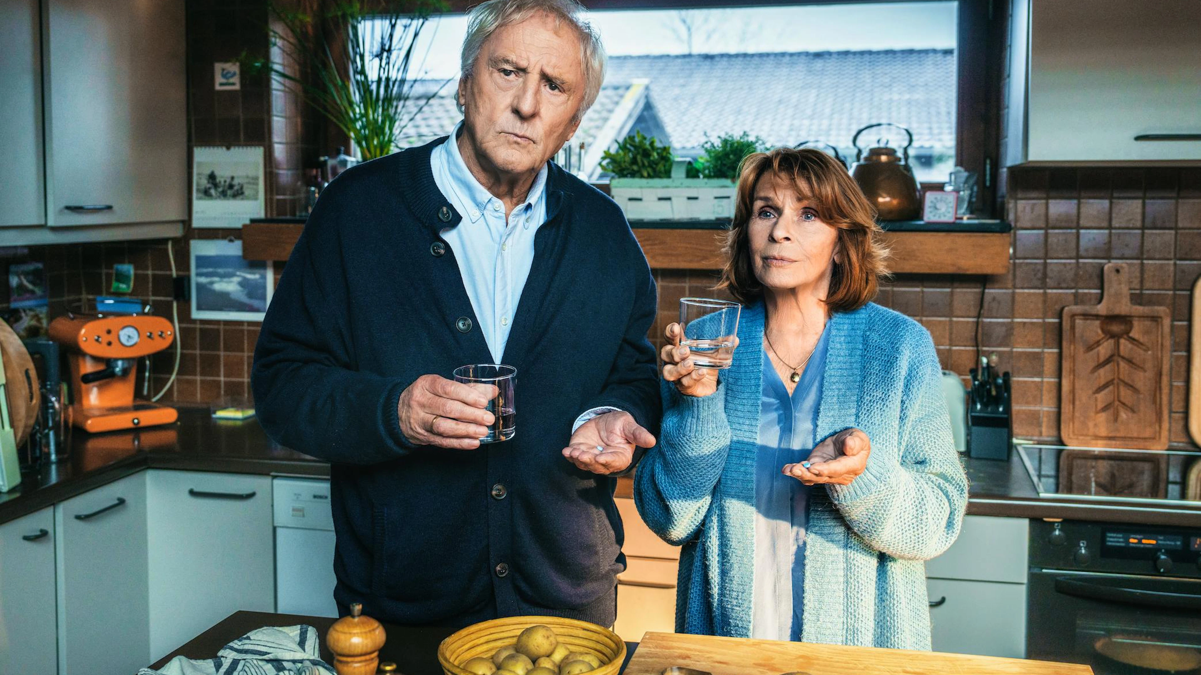Zum Hochzeitstag präsentiert Günter (gespielt von&nbsp;Günther Maria Halmer) seiner Ehefrau Marianne (Senta Berger) im Film «Weisst du noch» ein spezielles Geschenk: eine blaue Wunderpille.
