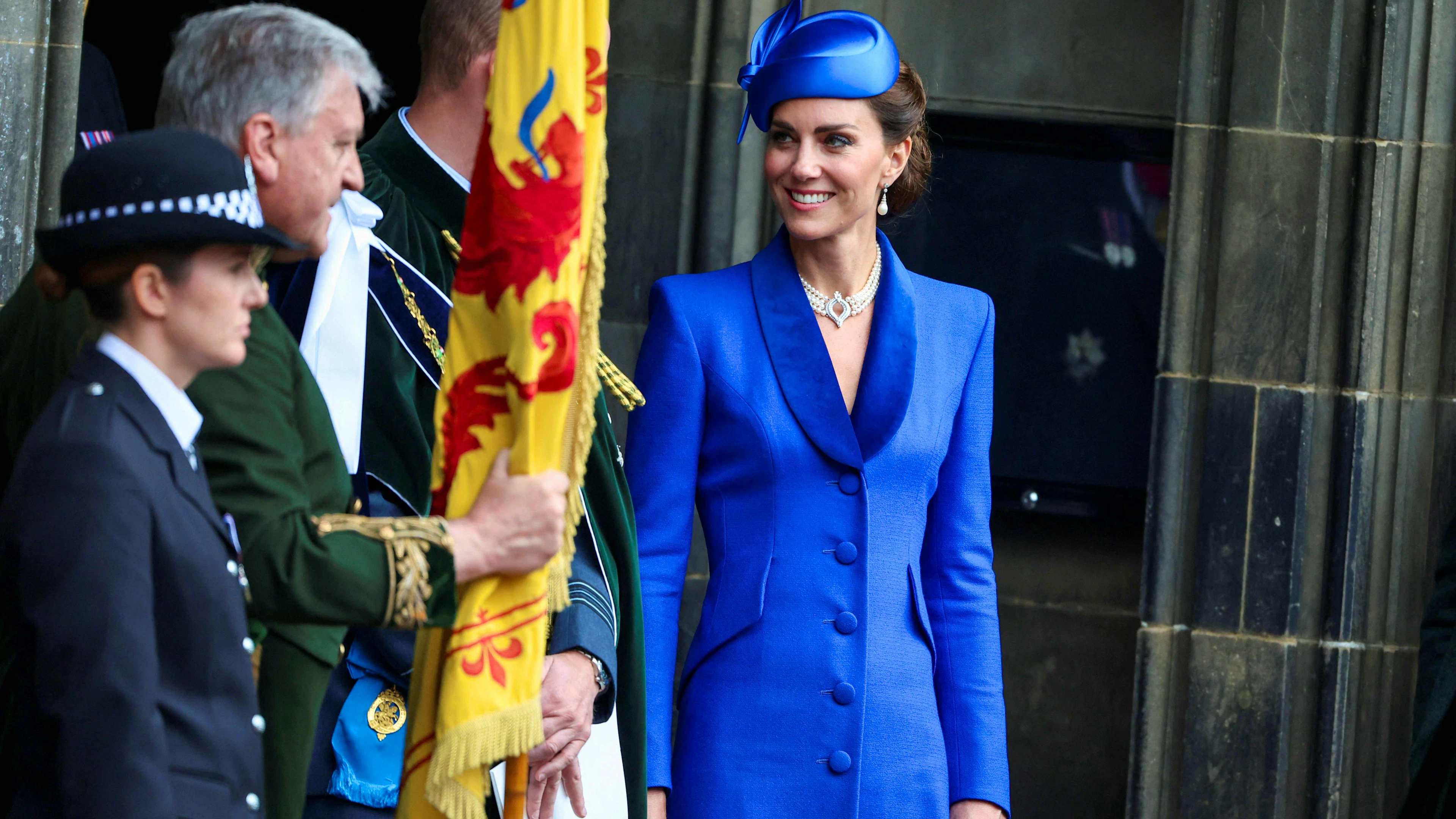 Alla seconda incoronazione di re Carlo, il 5 luglio 2023, indossava un <i>bibi</i>&nbsp;abbinato all'abito blu brillante.