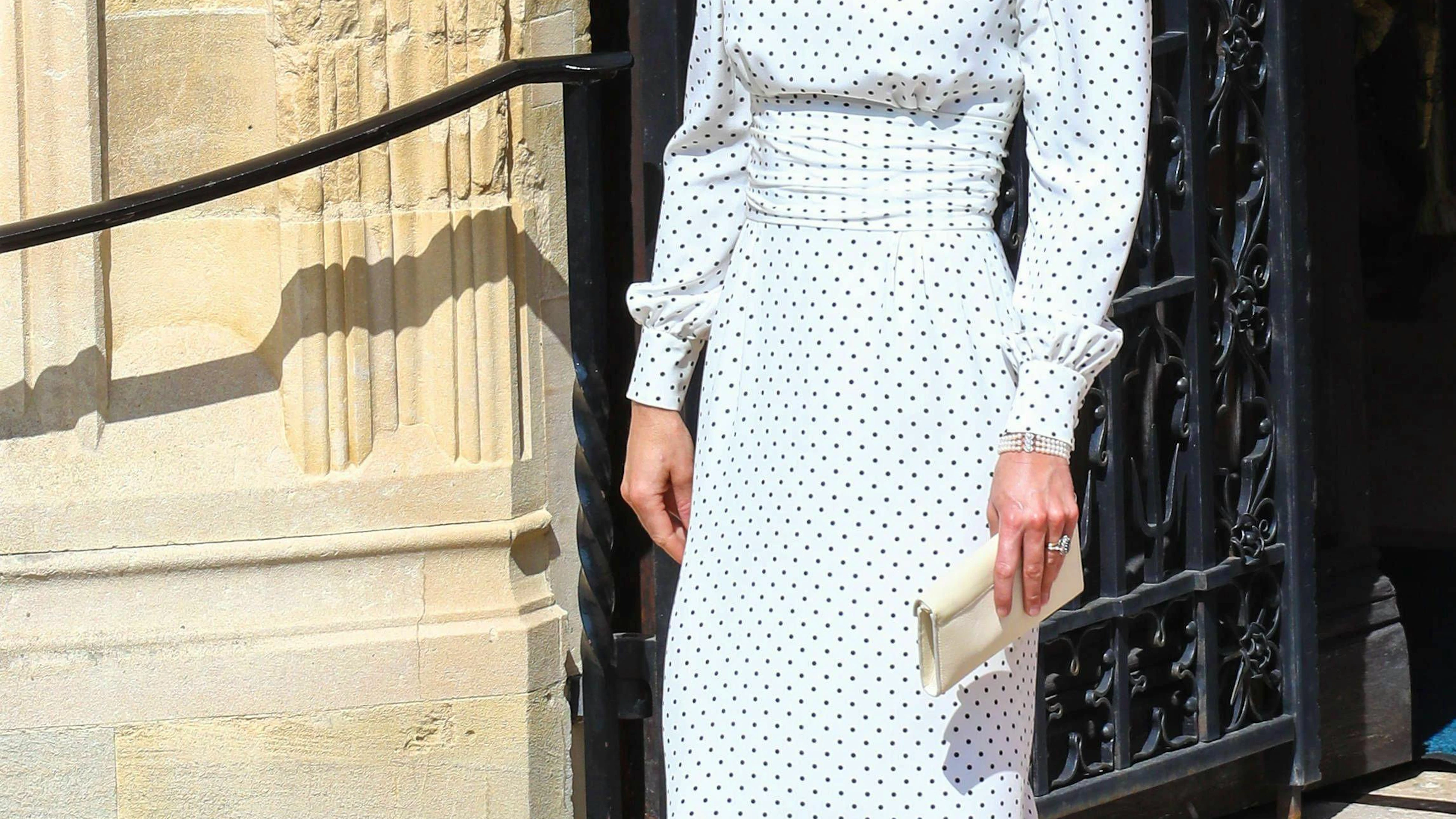 Ogni anno a giugno, la famiglia reale britannica celebra l'Ordine della Giarrettiera e riporta gli spettatori nel Medioevo con i loro abiti tradizionali. Il look di Kate nel 2023, invece, non era medievale. Piuttosto classicamente elegante grazie al motivo a pois, alle maniche a sbuffo e al <em>fascinator</em>.
