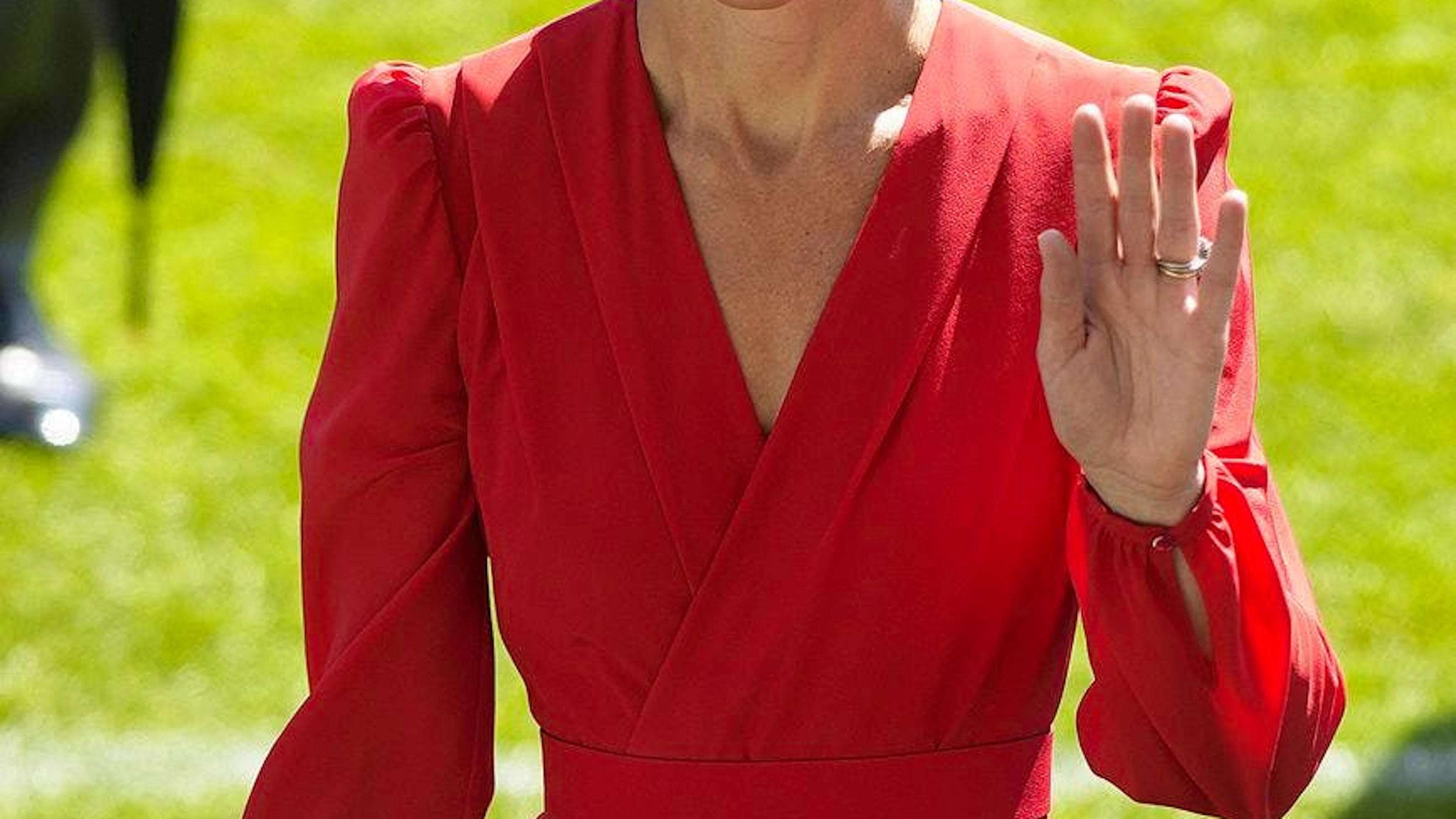 Oltre ai toni pastello, nel suo guardaroba fanno parte anche i colori forti. In occasione del tradizionale Royal Ascot del 23 giugno indossava il cappello abbinato all'abito rosso acceso.