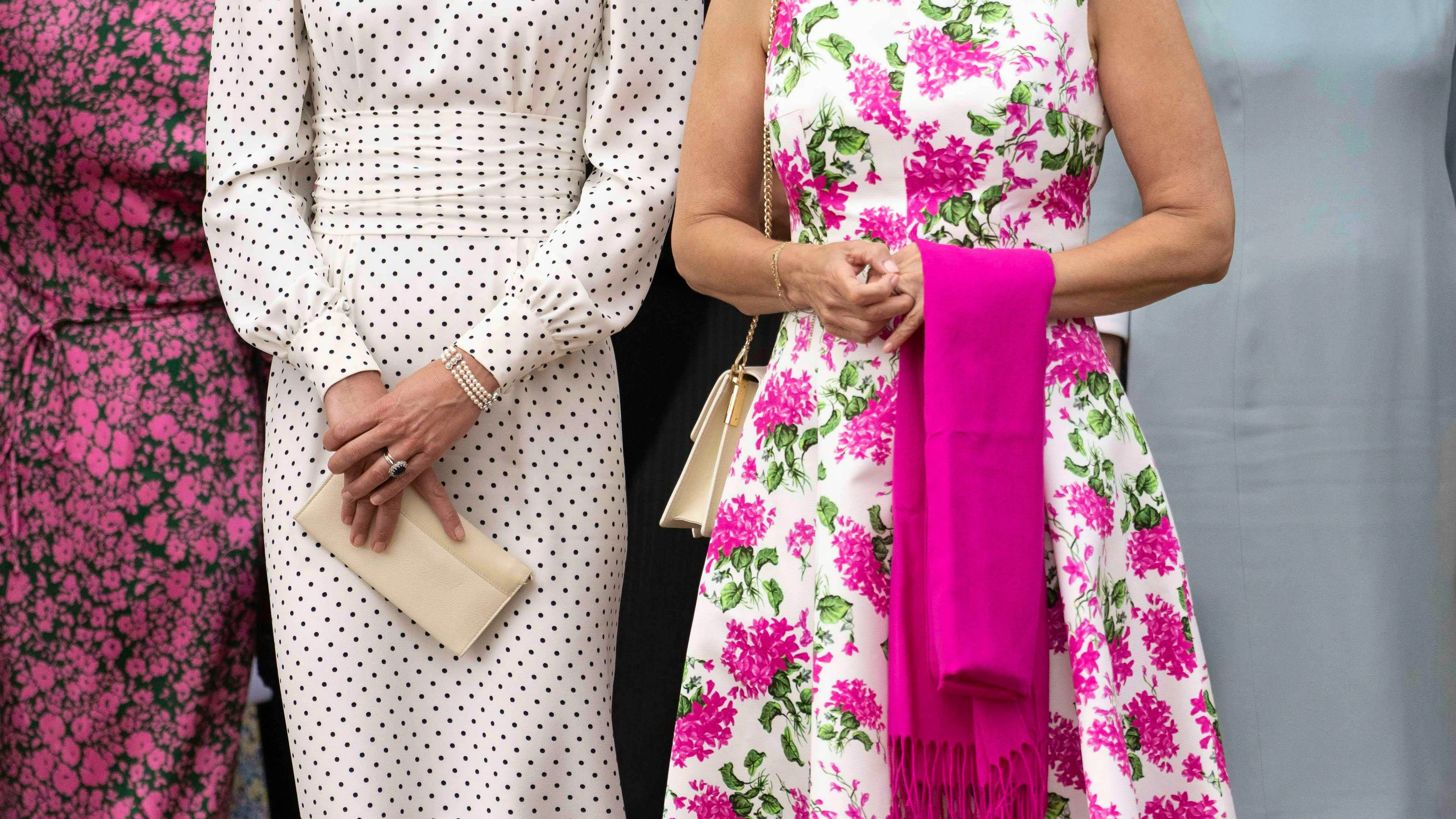 Alla cerimonia dell'Ordine della Giarrettiera al Castello di Windsor, la principessa del Galles ha indossato un giocoso copricapo accanto a Sophie, la duchessa di Edimburgo. Indossava anche un abito a pois, un motivo classico utilizzato più volte dalla famiglia reale britannica. Diana in particolare era nota per i suoi abiti a pois.