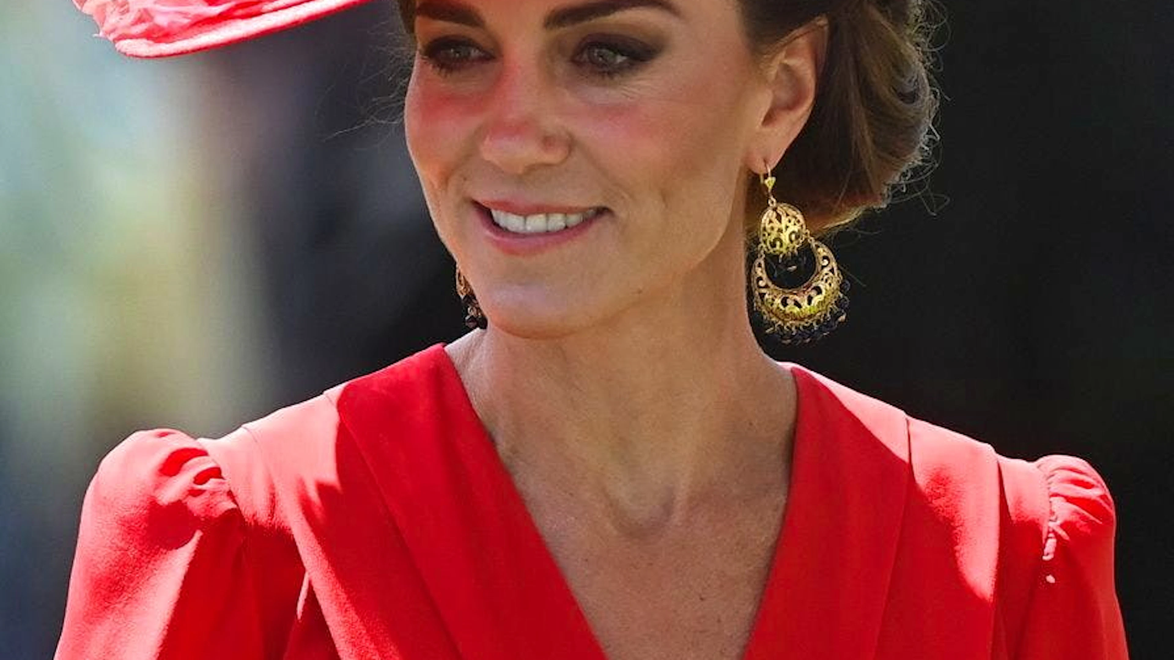 Al Royal Ascot il cappello fa parte del <em>dress code</em>. Nel giugno 2023, Kate ha scelto un cappello ampio e piatto con un grande fiore di tulle sul lato.
