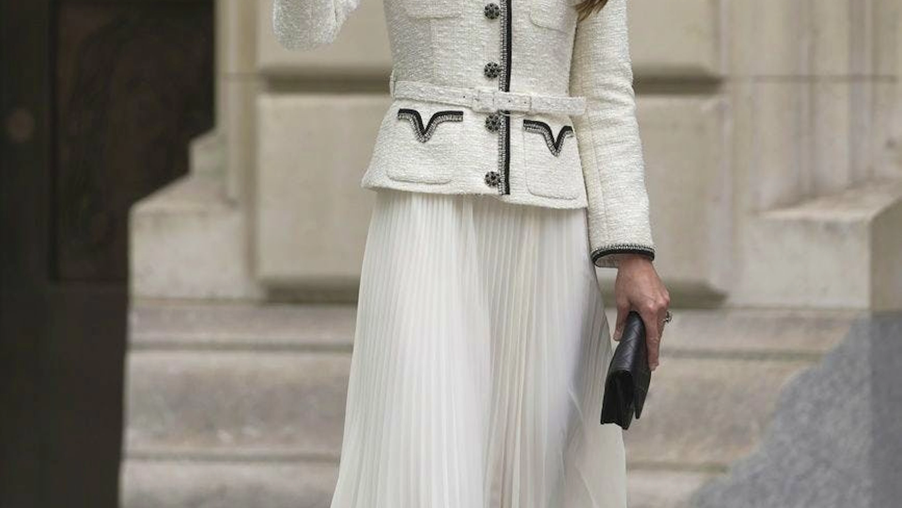 Una gonna a pieghe funziona a Wimbledon, ma anche alla riapertura della National Portrait Gallery di Londra, come mostra Kate il 20 giugno 2023.