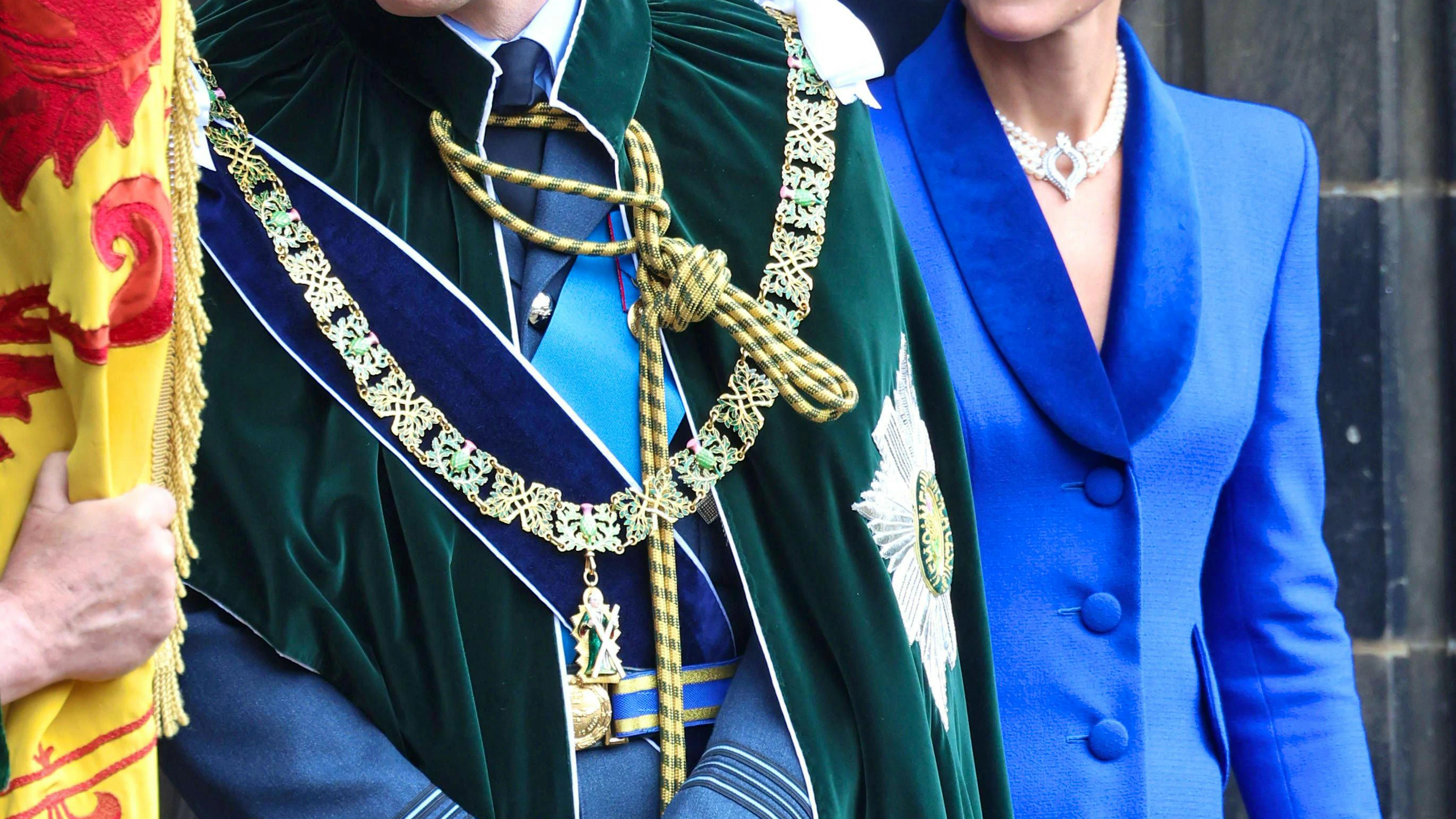 Kate è stata convincente su tutta la linea e ha contribuito a ignorare in qualche modo le proteste degli oppositori della monarchia. Mentre re Carlo è stato accolto con grandi striscioni e fischi, la principessa ha risposto con compostezza, cordialità in un abito affascinante.